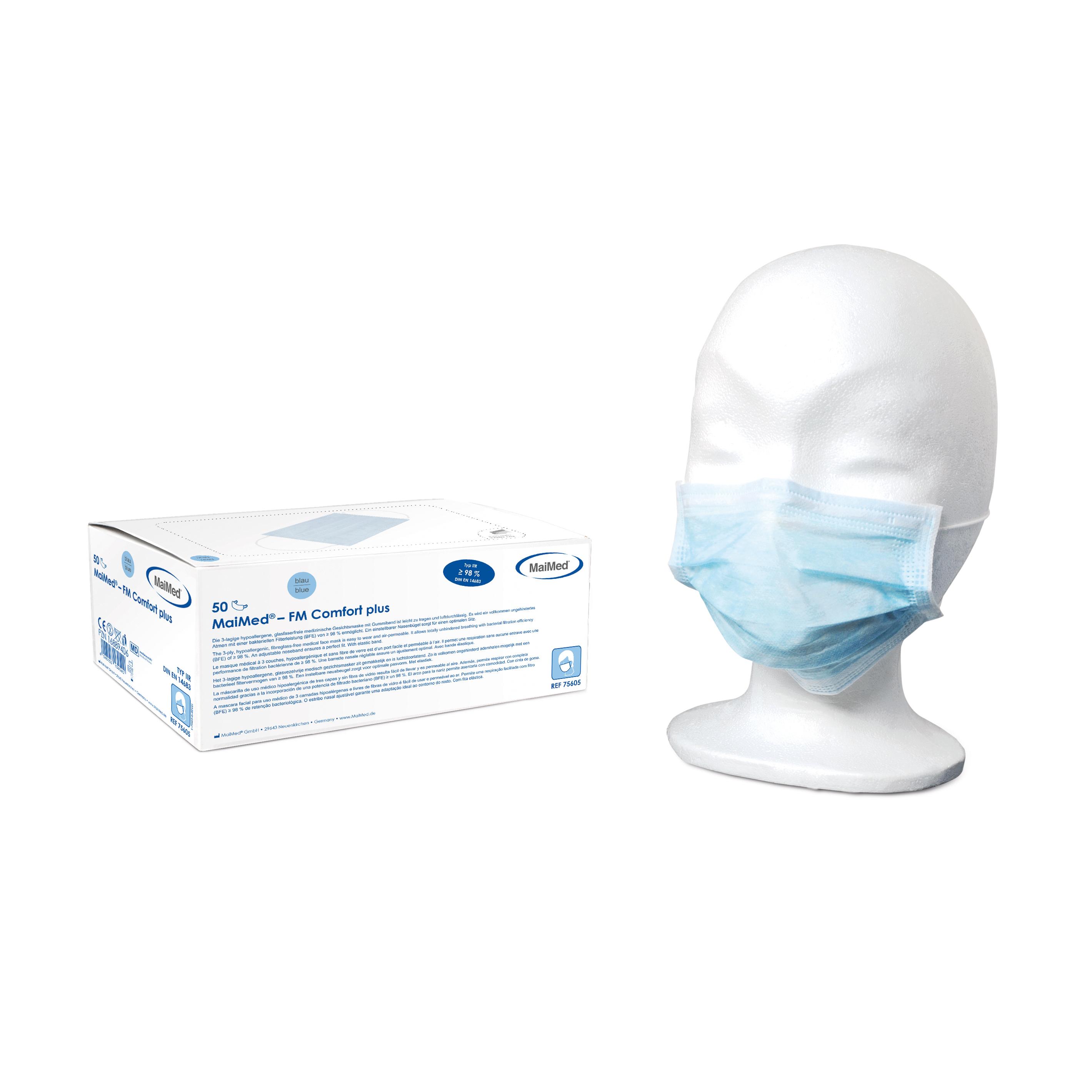 Ein weißer Kopf trägt eine hellblaue MaiMed® - FM Comfort plus 3-lagige medizinische Maske mit elastischen Ohrbändern und einstellbarem Nasenbügel.