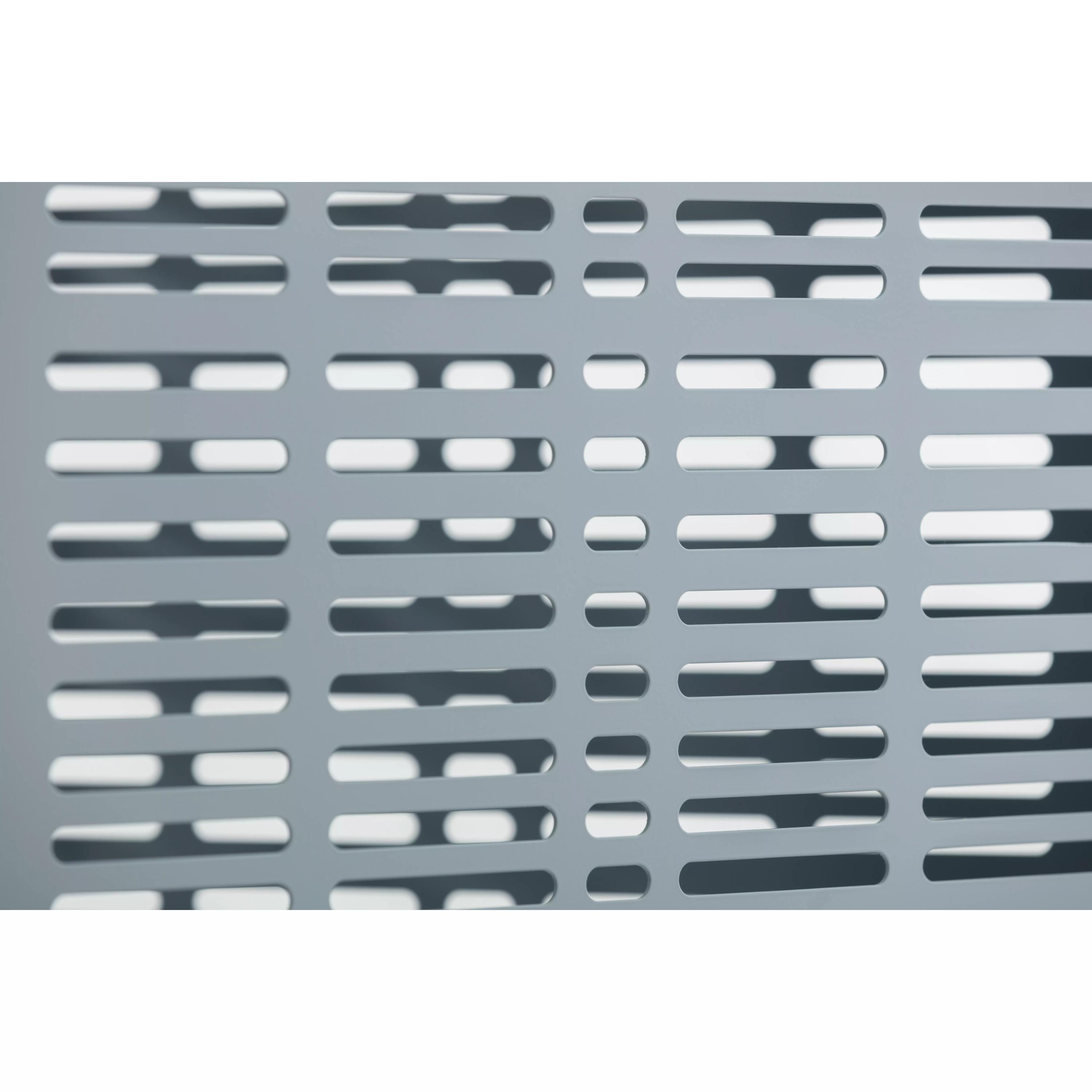 Rechteckiges Metallgitter des Weroflex® Station - 3-Seiten Komplett-Set mit regelmäßigen ovalen Öffnungen und leicht matter Oberfläche.