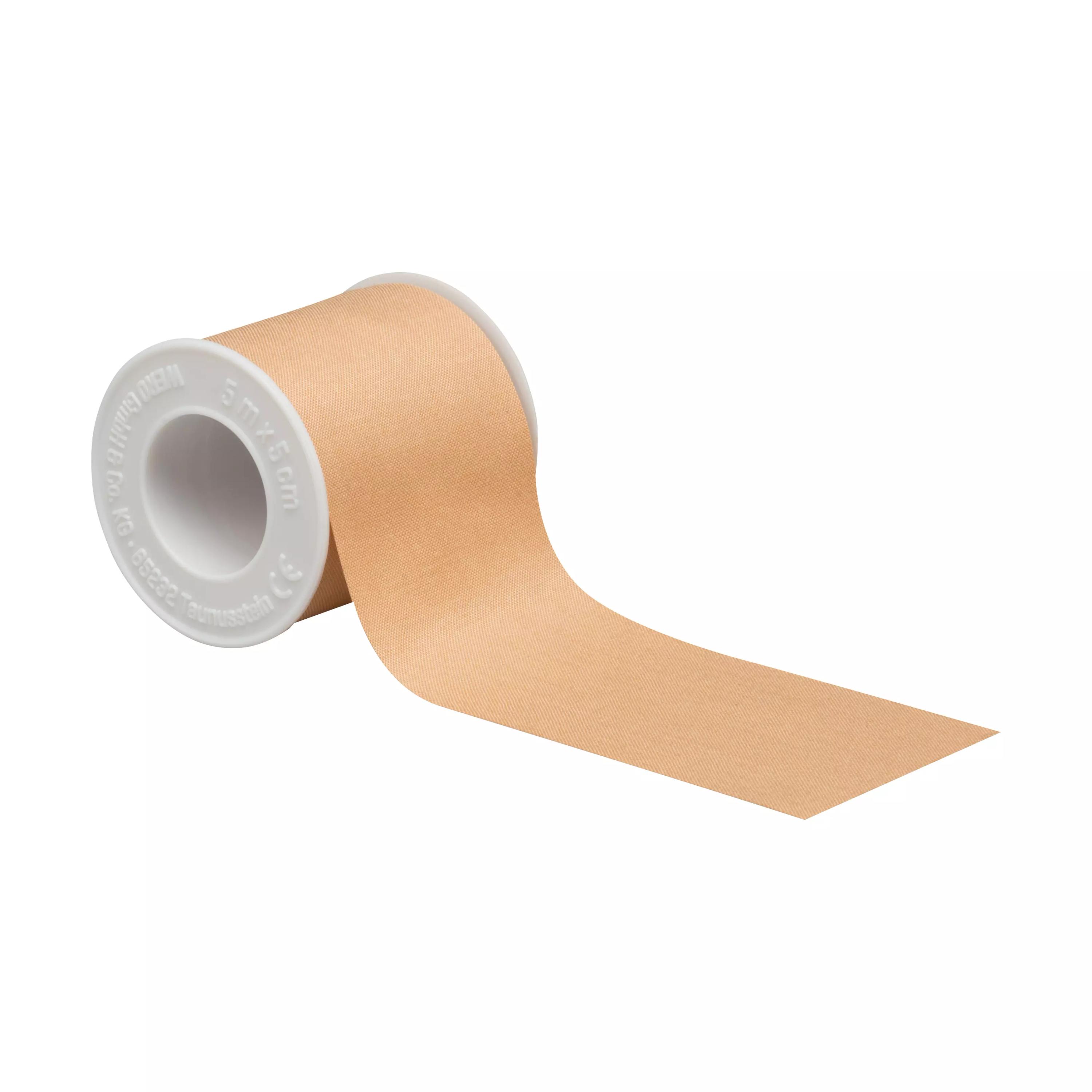 Eine Rolle Micaplast® -Spulenpflaster, textil - 5 cm, 5 m aus beigem, leicht texturiertem Textilgewebe ist auf einem weißen Spulenkern aufgerollt.