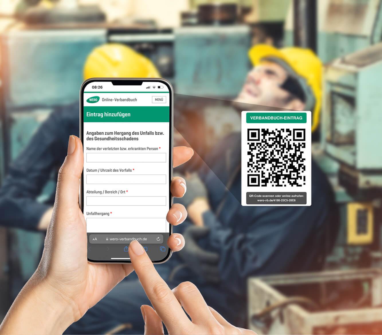 Eine Hand hält ein Smartphone mit geöffnetem Meldeformular für Sicherheitsvorfälle am Arbeitsplatz und sichtbarem QR-Code, im Hintergrund Fabrikumgebung.