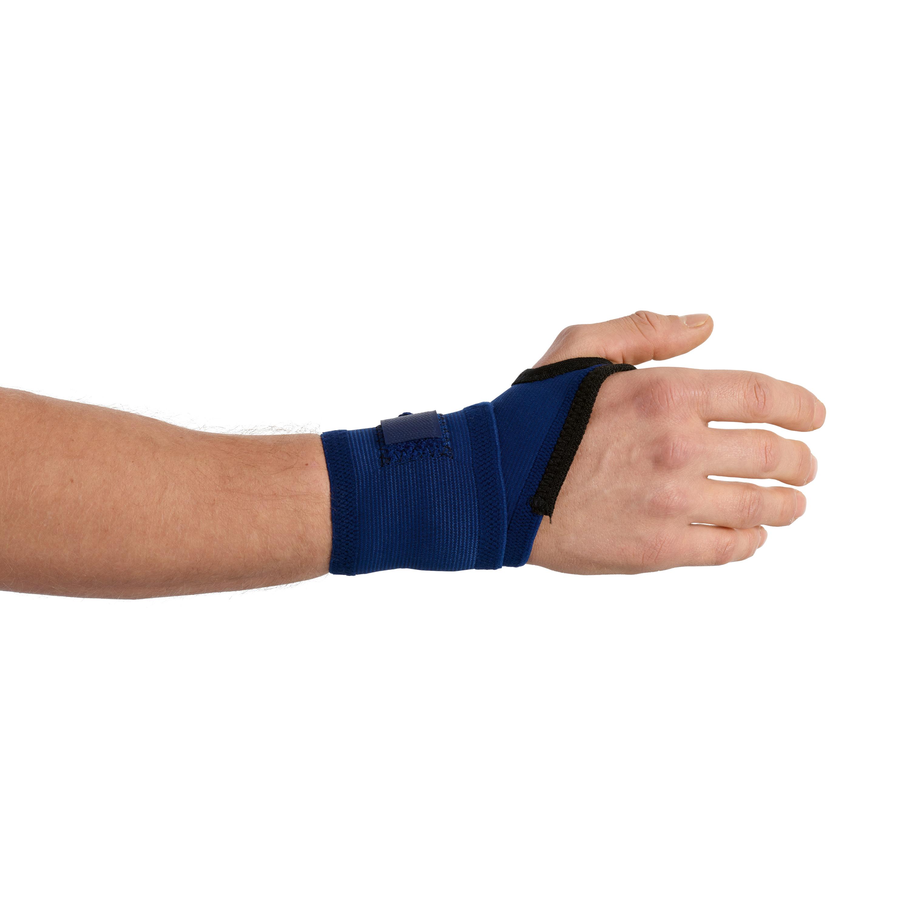 Eine Hand trägt die Handgelenkbandage WERO Sanit® Supra mit Daumenschlaufe aus erstklassigem Baumwollmischgewebe mit schwarzem Verschluss.