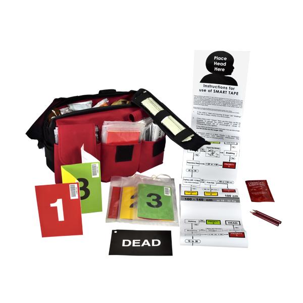 Der SmartTriage™ Tri Pack zeigt eine geöffnete, rot-schwarze Erste-Hilfe-Tasche mit Triagekarten, Hilfsmitteln und beschriftetem Label.