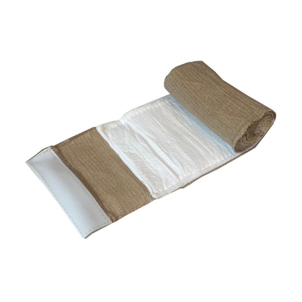 Rescue Essentials® Mini Compression Bandage, hellbraun und stoffartig, aufgerollt mit weißem, rechteckigem Pad und sichtbarer Umrandungsnaht.