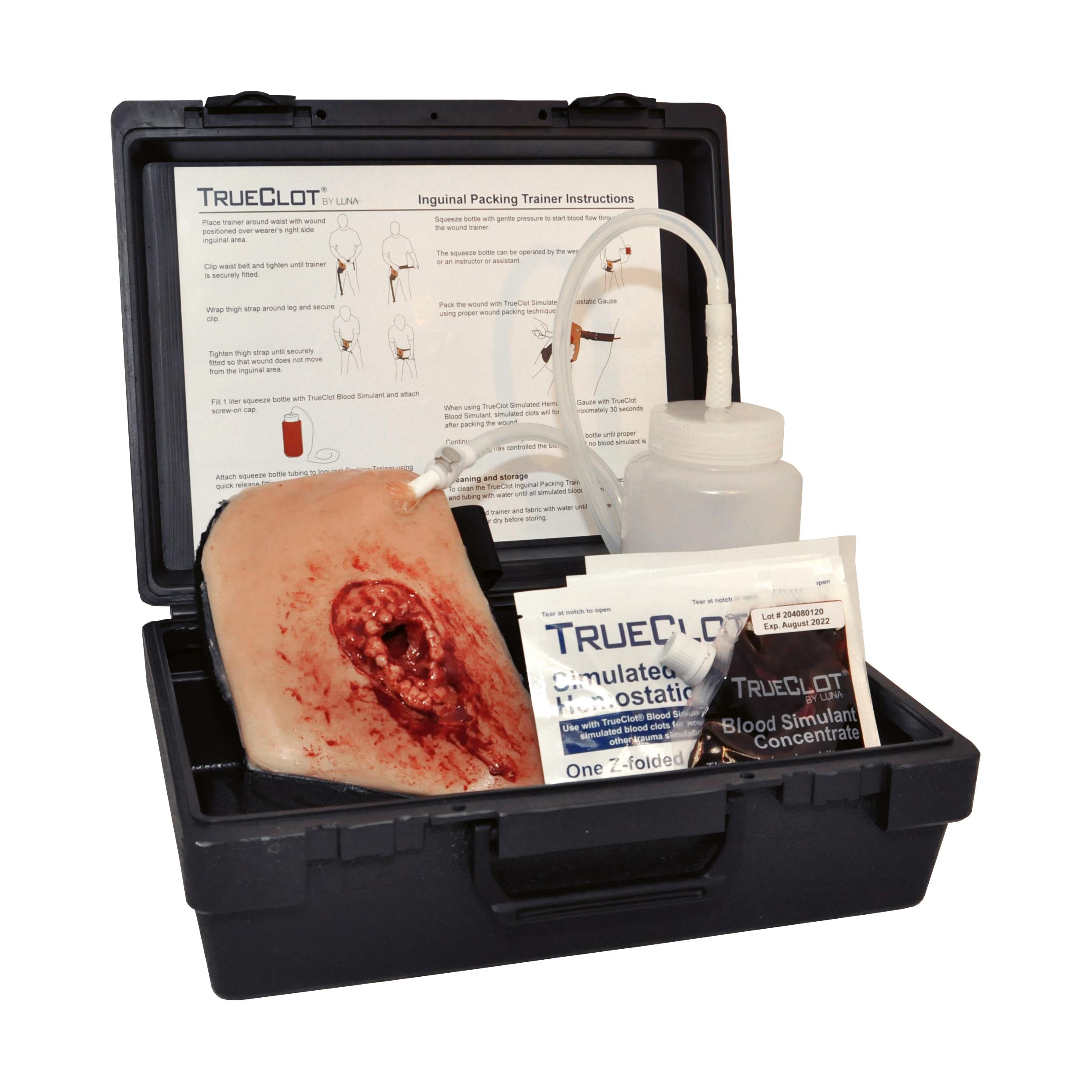 Offener TrueClot® Leisten Wound Packing Trainer Koffer mit realistischem Wundmodell, Simulationsblut und Anleitung für das Training der Wundversorgung.