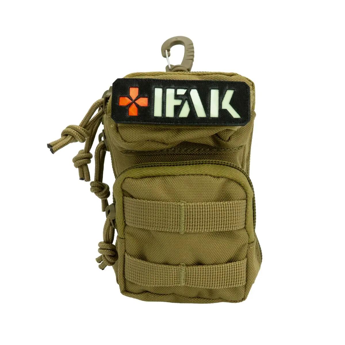 Olivegrüner WERO MED-X® Mini Notfallrucksack mit schwarzem Clip, kompakter Größe und IFAK-Label, ausgestattet für starke Blutungen.