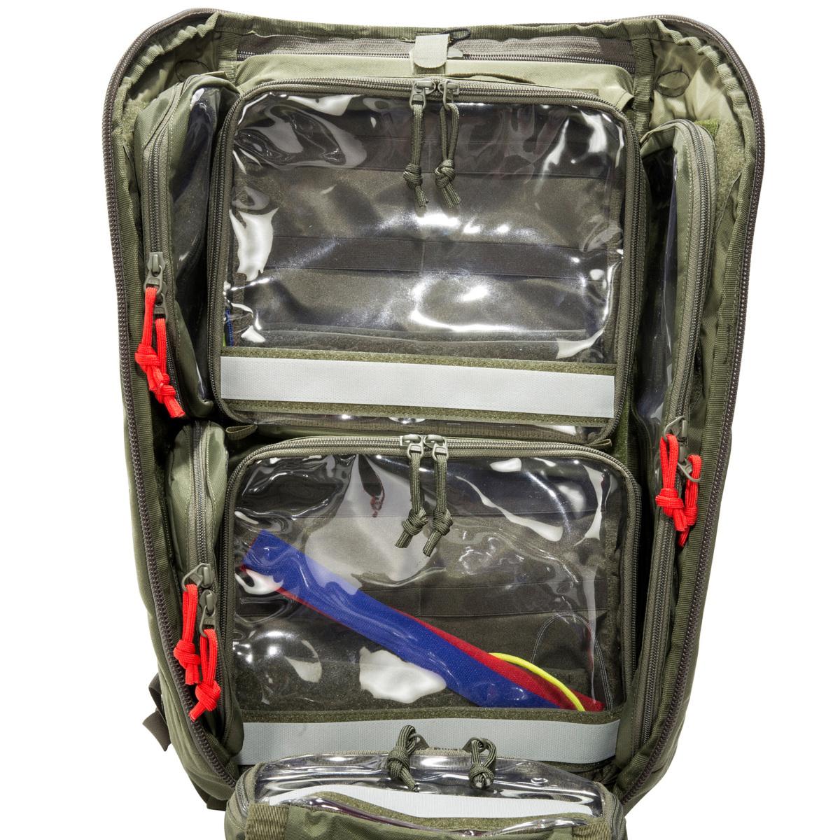 Ein dunkelgrüner TT Modular Medic Insert 30 VL Rucksack mit mehreren Klarsichttaschen und verschiedenfarbigen Klettstreifen sowie Blind-Klett.