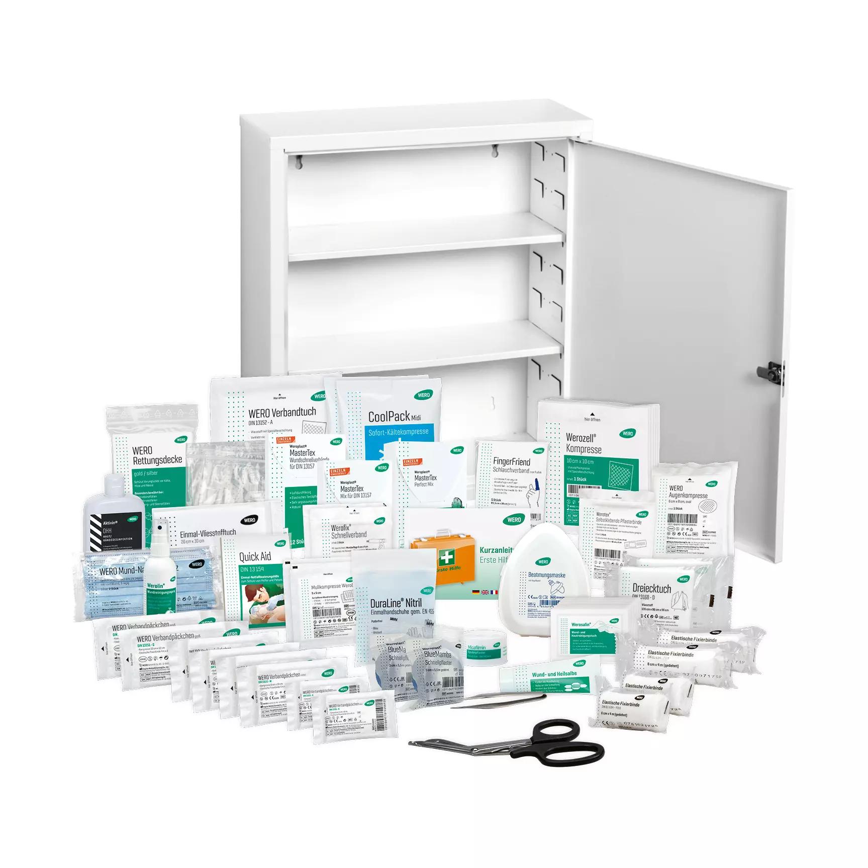 Weißer Medizinschrank mit geöffneten Türen, darin Verbandsmaterial, Pflaster, Rettungsdecke, Einmalhandschuhe und Erste-Hilfe-Utensilien.
