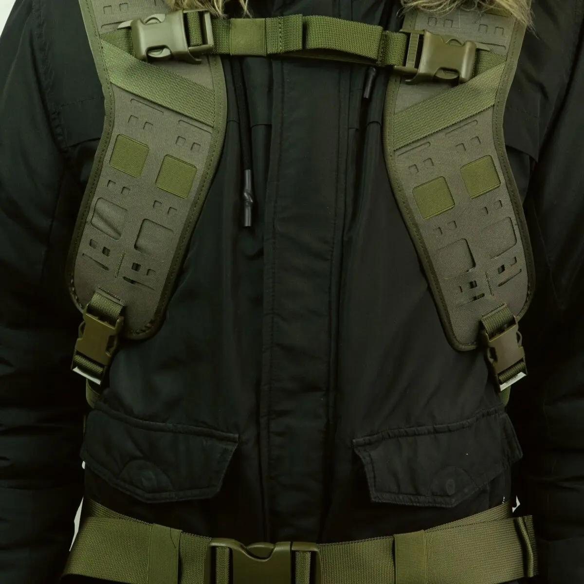 Eine Person trägt den PARAMEDYK® Notfallrucksack - Oliv aus robustem CORDURA, mit mehreren gepolsterten, grünen Polyamid-Gurten und YKK-Reißverschlüssen.