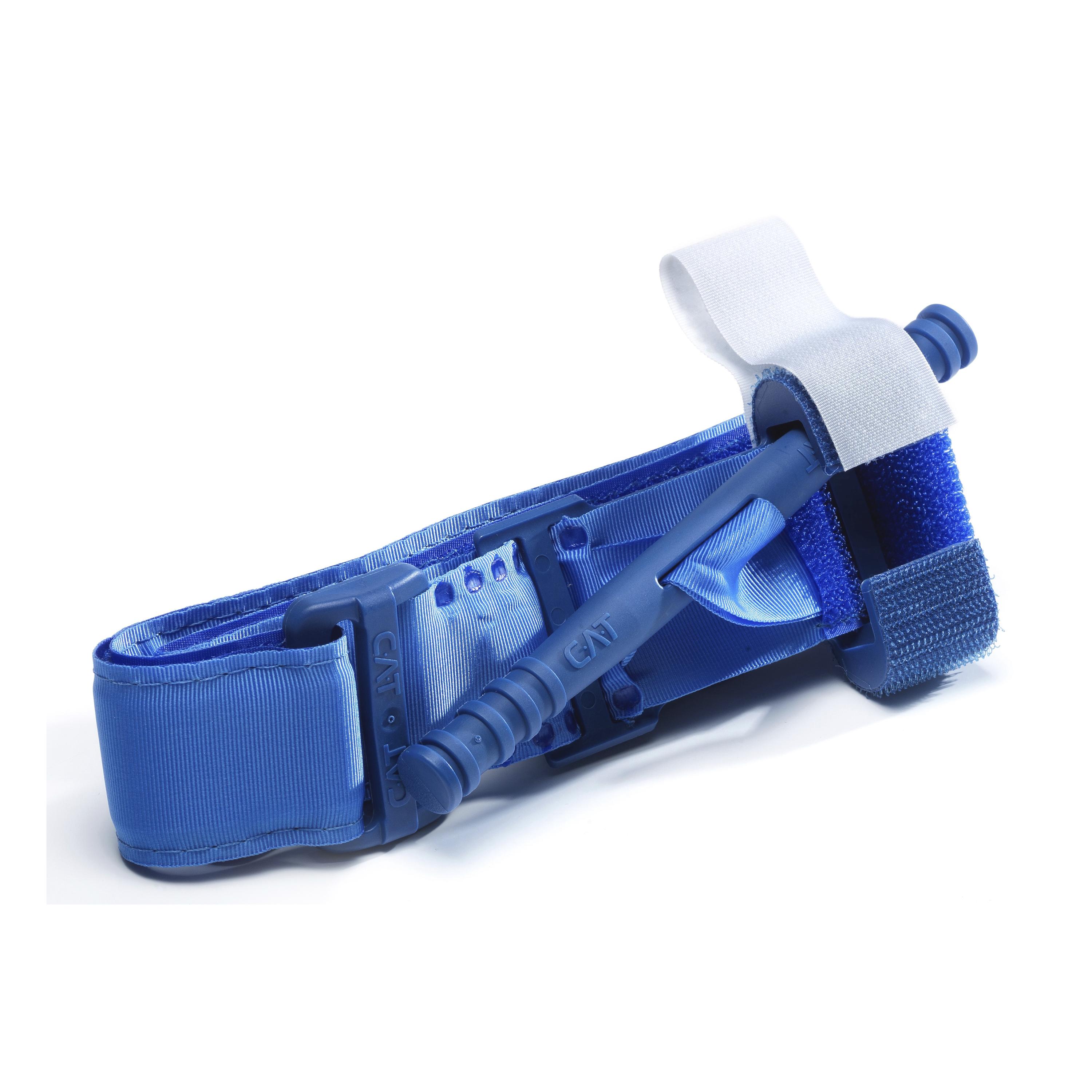 Ein Combat Application Tourniquet® (CAT®), das ORIGINAL - Blau, aus Kunststoff mit verstellbarem Gurt, silberner Schnalle und ergonomischem Knebel.
