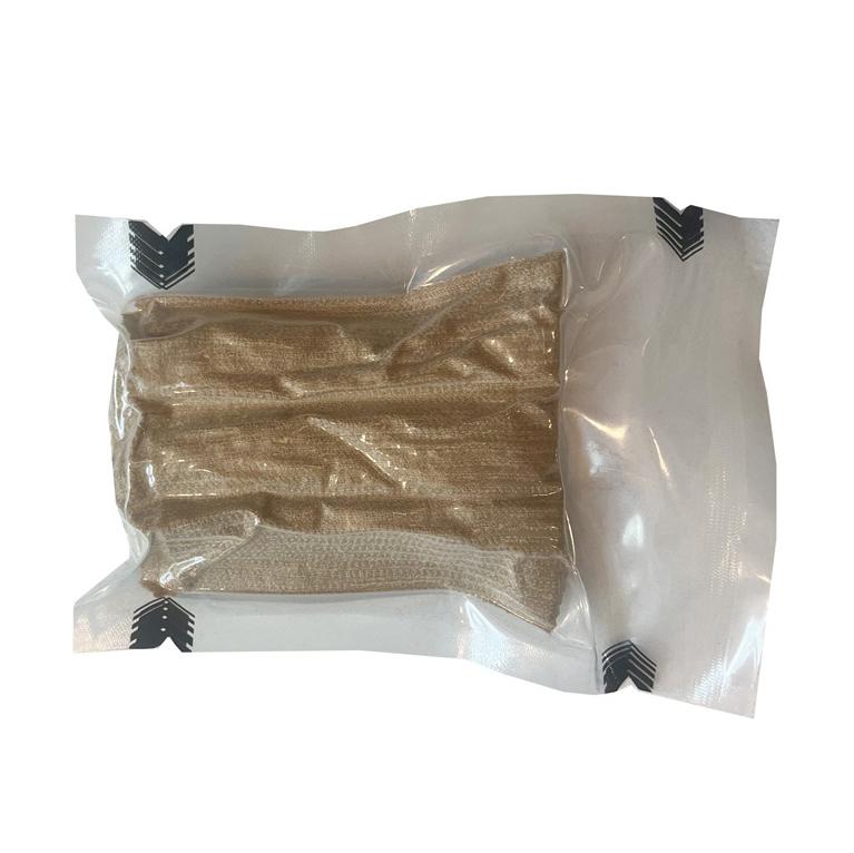 Eine Rescue Essentials® Mini Compression Bandage im transparenten Beutel mit schwarzen Endverschlüssen und kompaktem, gefaltetem Inhalt.