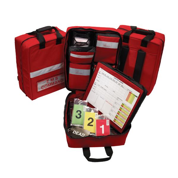 Der geöffnete SmartTriage™ MCI Bag zeigt vier beschriftete Fächer, farbige Triagekarten, Kontrollboard sowie schwarze Tragegriffe und Schultergurt.