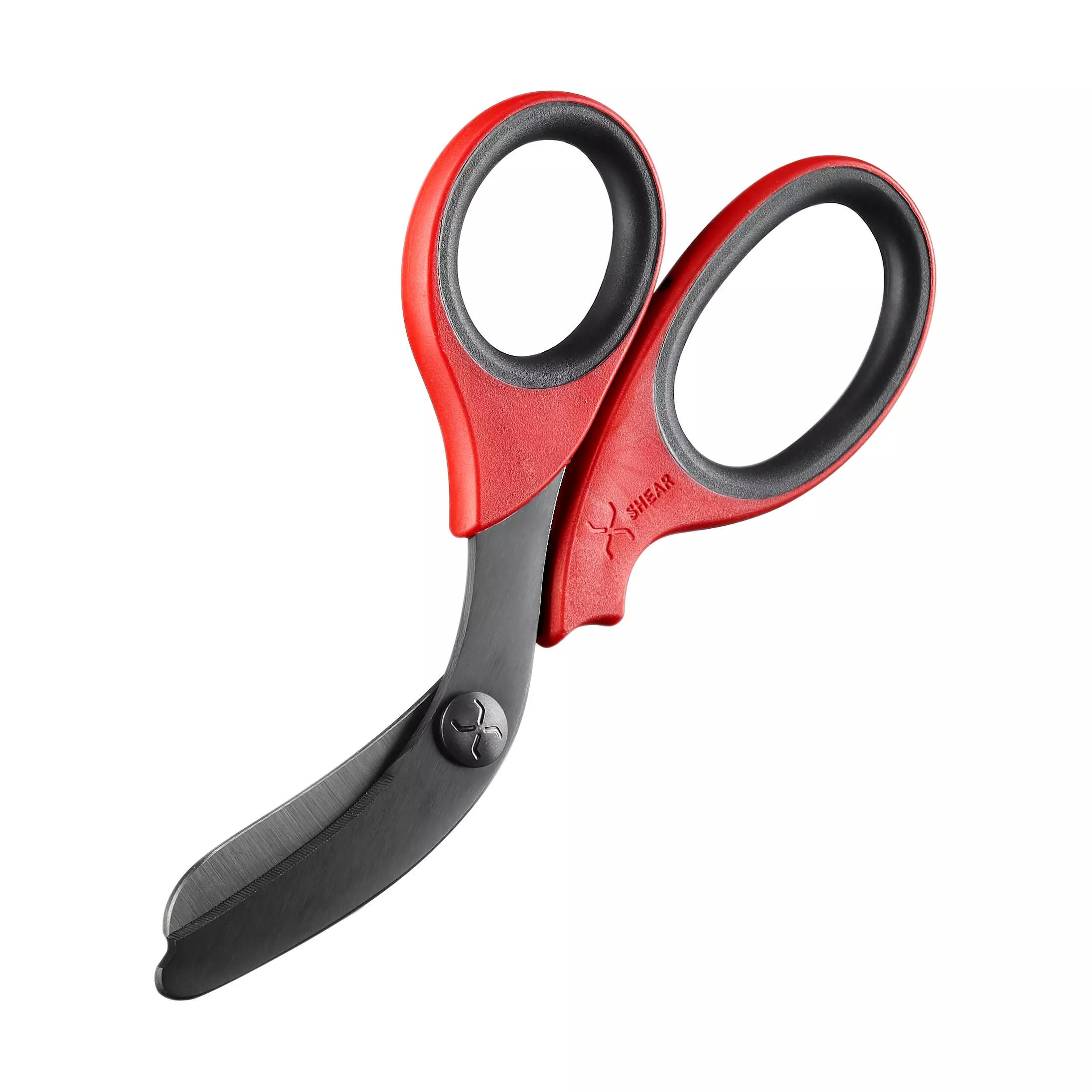 Traumaschere XSHEAR® - Rot mit roten und schwarzen Soft-Touch-Griffen, gehärteten, schwarz beschichteten Edelstahlklingen und gebogener, stumpfer Spitze.