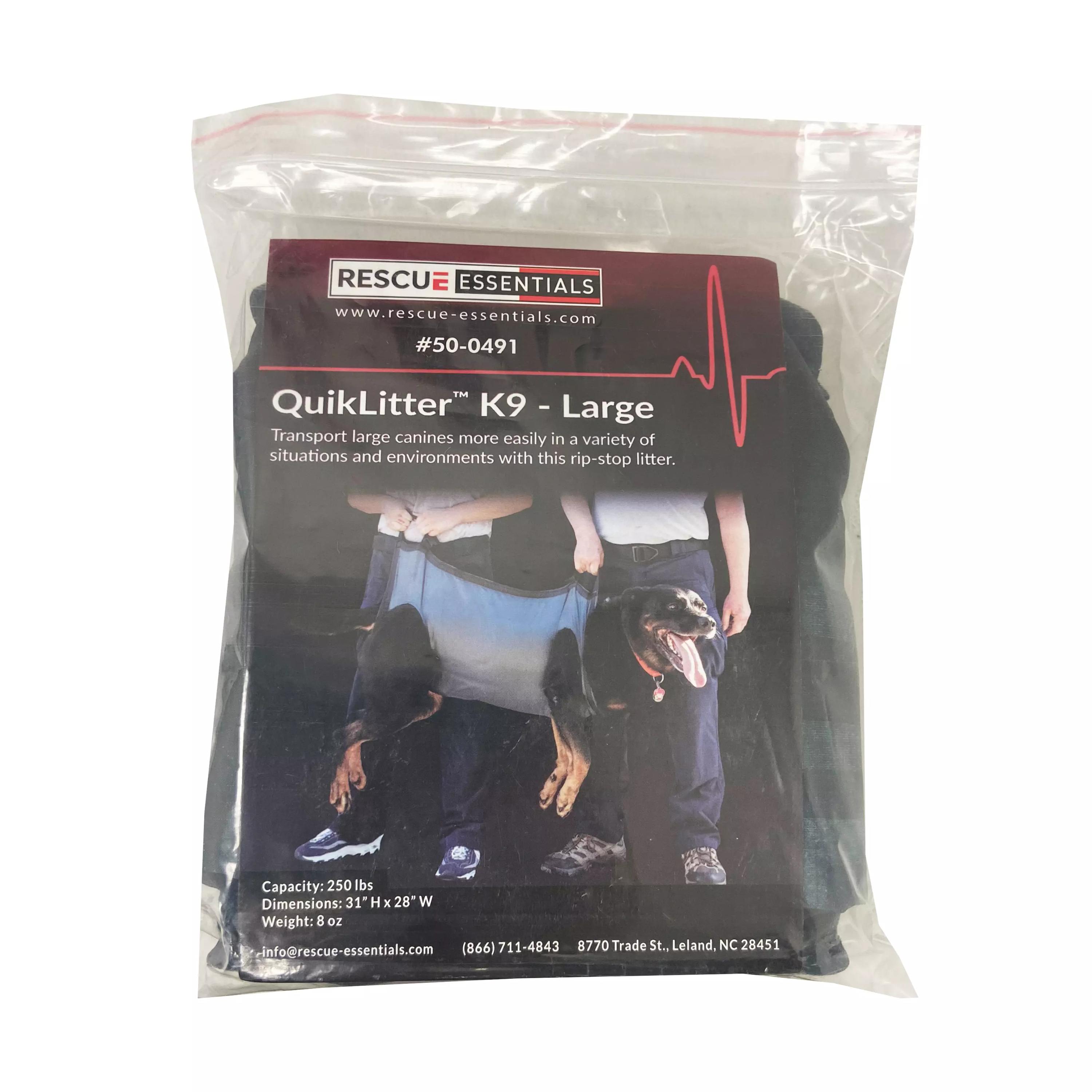 Ein verschlossenes Rescue Essentials K9 QuikLitter - Tragetuch für Diensthunde - Groß aus robustem Ripstop-Material liegt kompakt und leicht verpackt in einer transparenten Tüte.