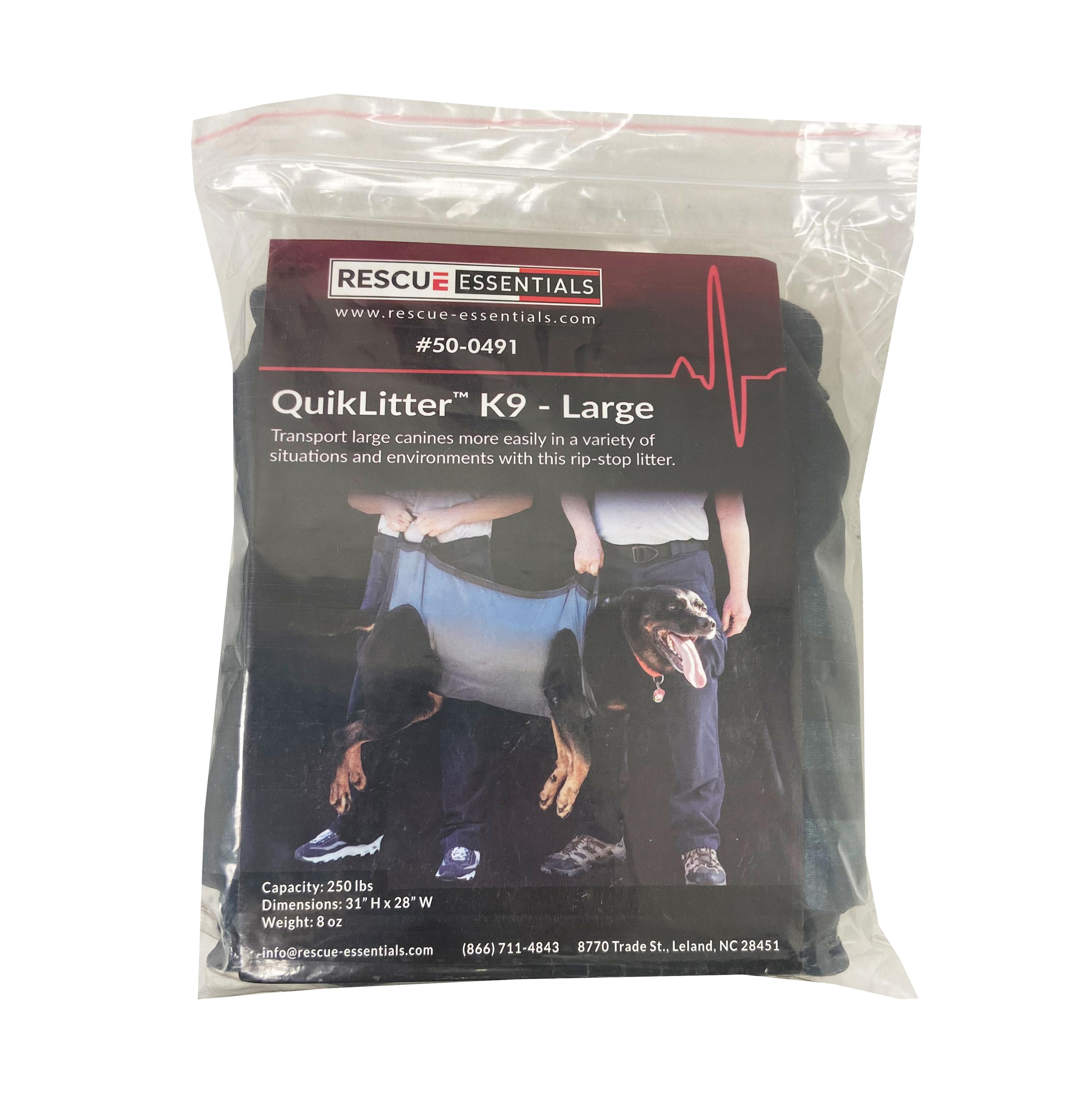 Ein verschlossenes Rescue Essentials K9 QuikLitter - Tragetuch für Diensthunde - Groß aus robustem Ripstop-Material liegt kompakt und leicht verpackt in einer transparenten Tüte.