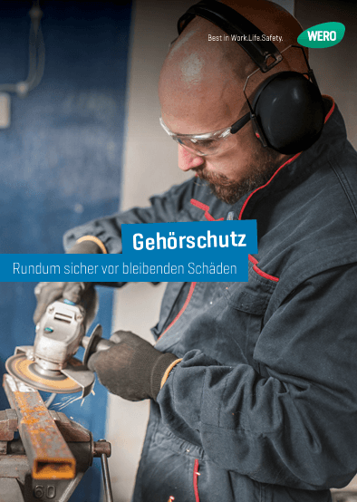 Ein Mann mit Gehörschutz und Schutzbrille schleift mit einer flexenden Schleifscheibe an einem Metallstab; Text: „Gehörschutz“.