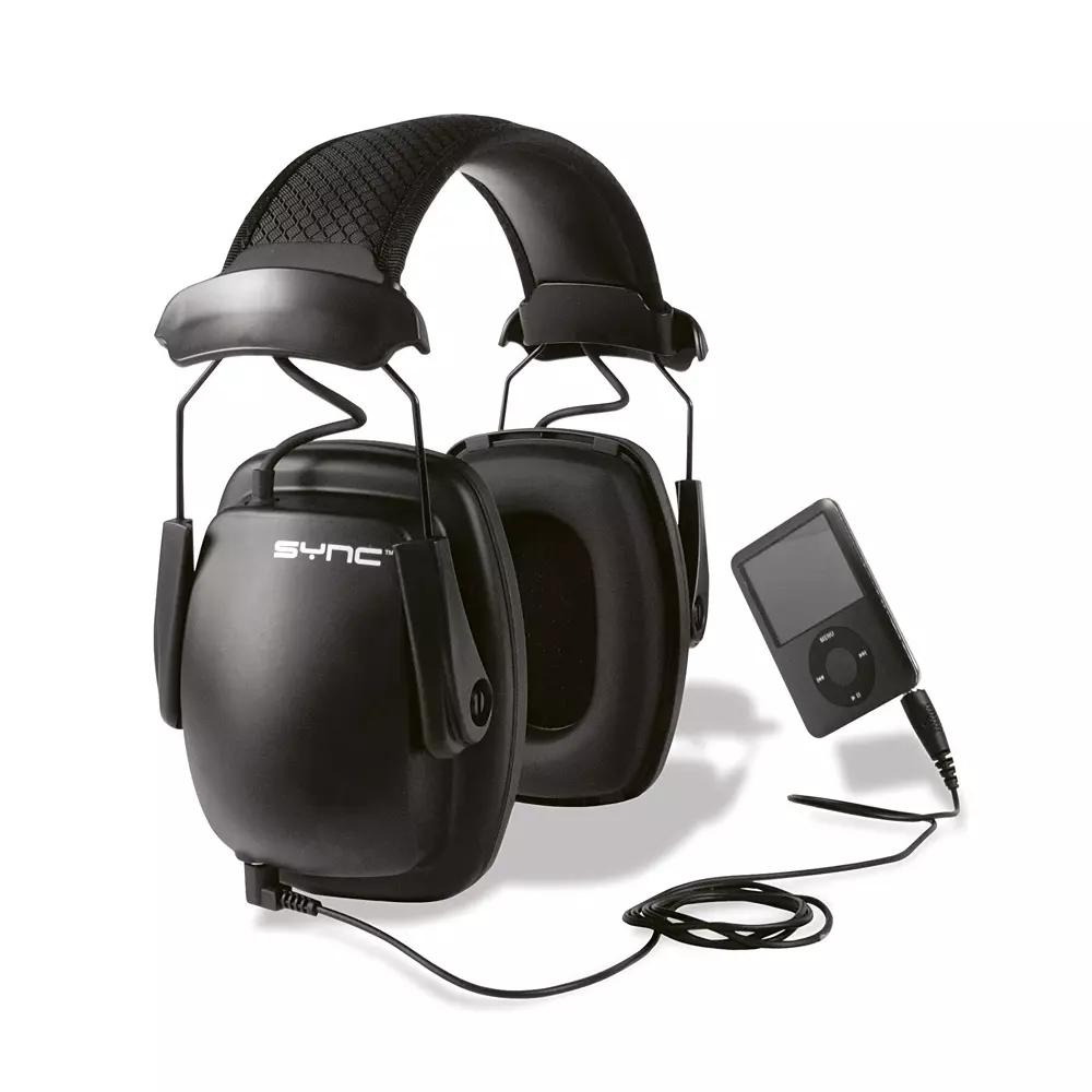 Sync Stereo Kapselgehörschutz mit gepolsterten Ohrmuscheln, schwarzem Kopfband und Anschlusskabel neben passendem Musikplayer abgebildet.