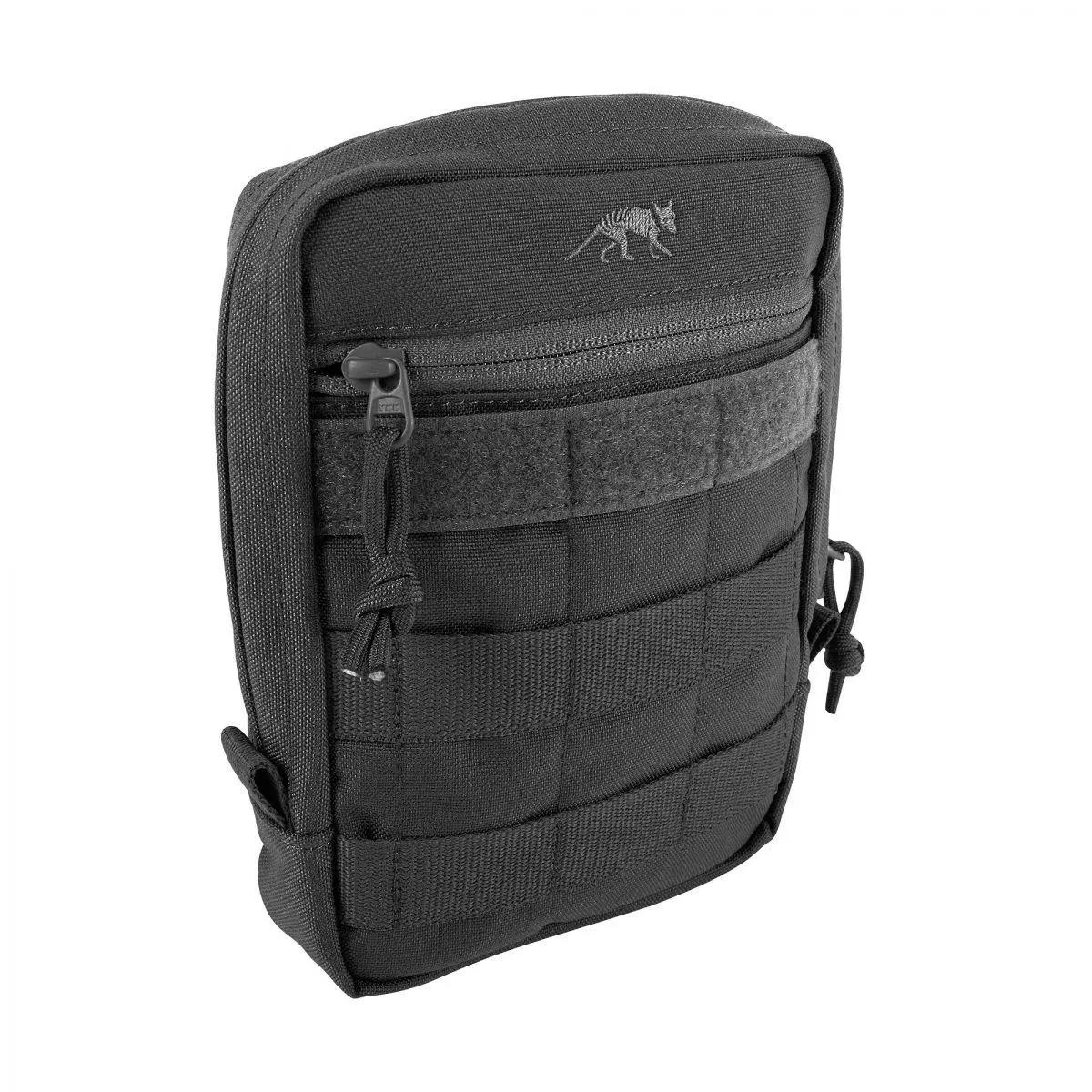 Schwarze taktische Utility-Tasche mit mehreren Reißverschlussfächern, Frontlogo mit stilisierter Katze, robusten Riemen und verstärkten Schutzpanels.