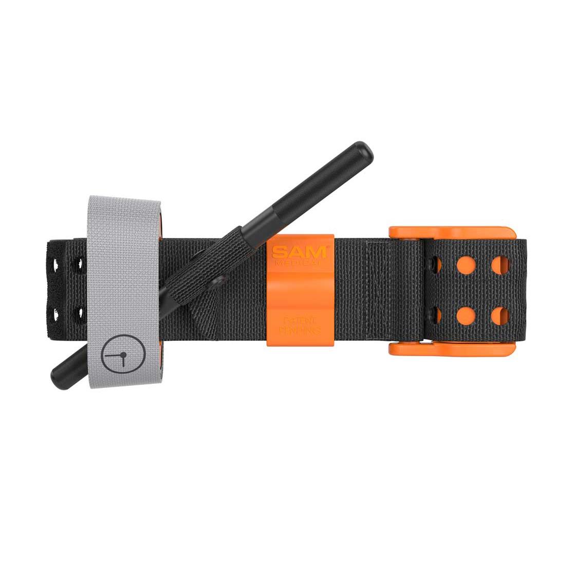 Ein Extremity Tourniquet SAM® XT - Orange mit leichter, gewebter Schlaufe, TRUFORCE™ Vorspannschnalle und flexibler, grauer TRUFLEX™ Platte.