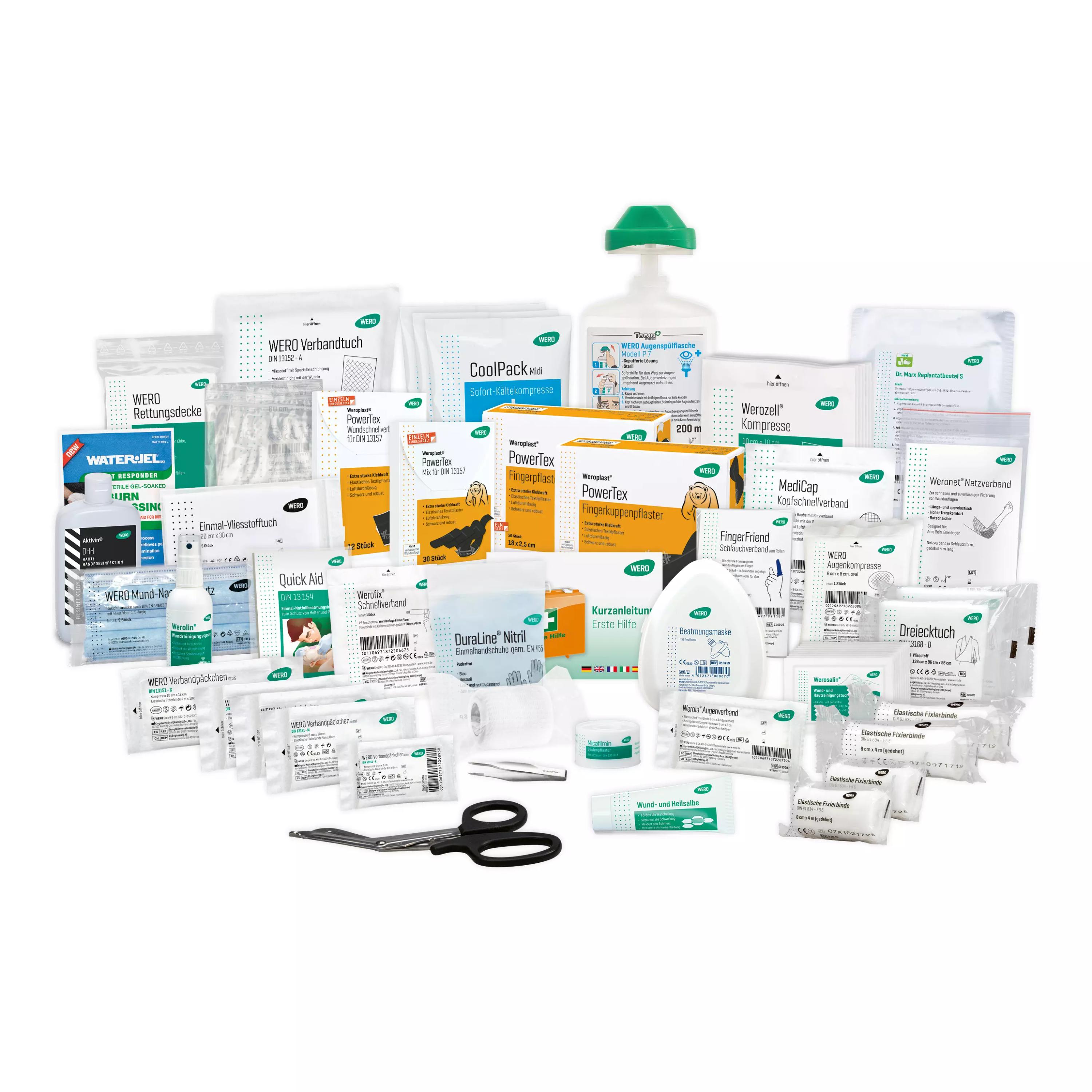 Verschiedenste medizinische Artikel der Füllung für Erste Hilfe Koffer Logistik / Versand, inklusive Schere, Flaschen und Verbandpäckchen, ordentlich angeordnet.