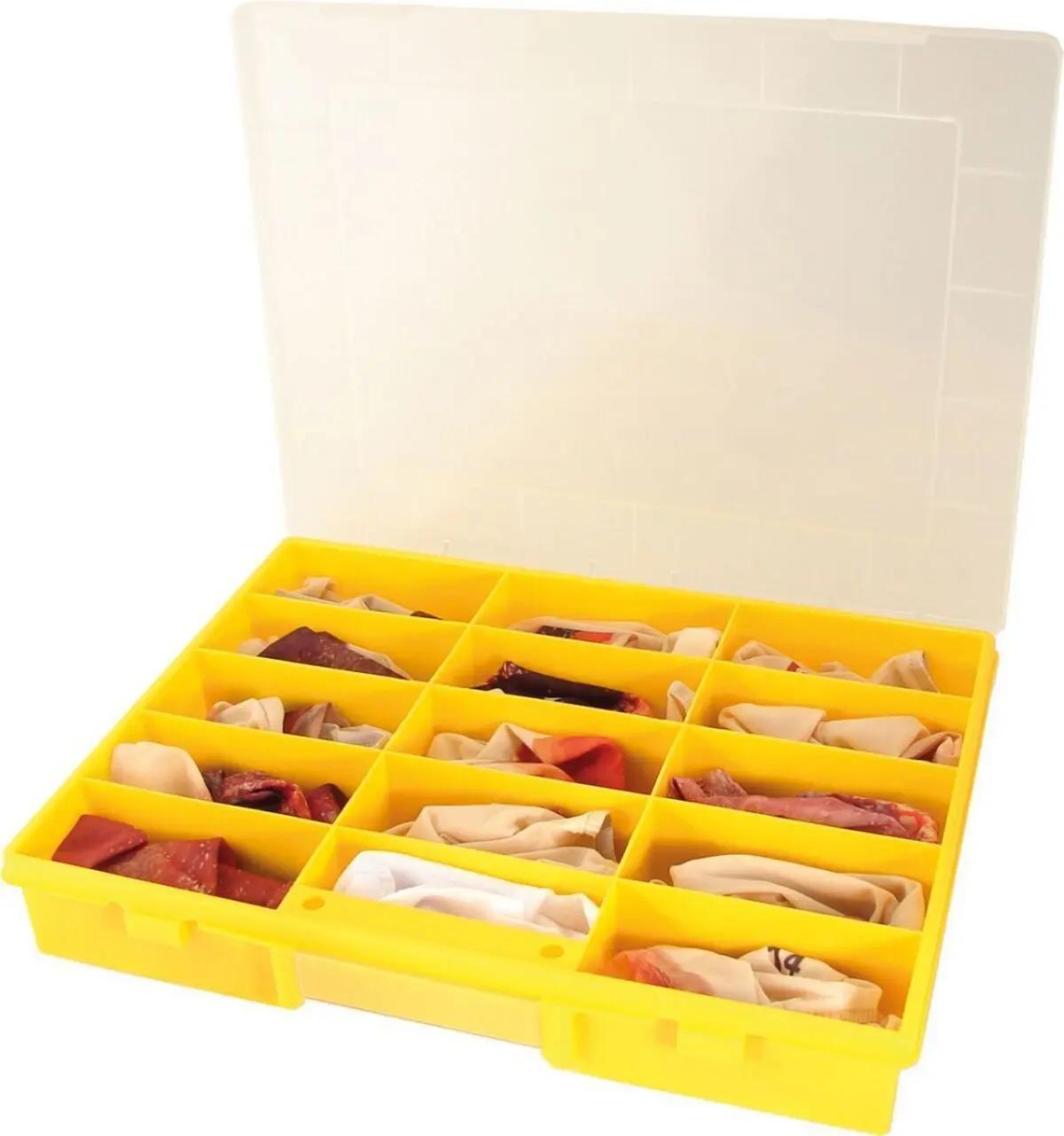 Eine RAPID Trauma-Simulation Box mit offener Klarsichtabdeckung, zeigt zwölf Fächer mit verschiedenfarbigen, elastischen Stoffsimulationen von Verletzungen.