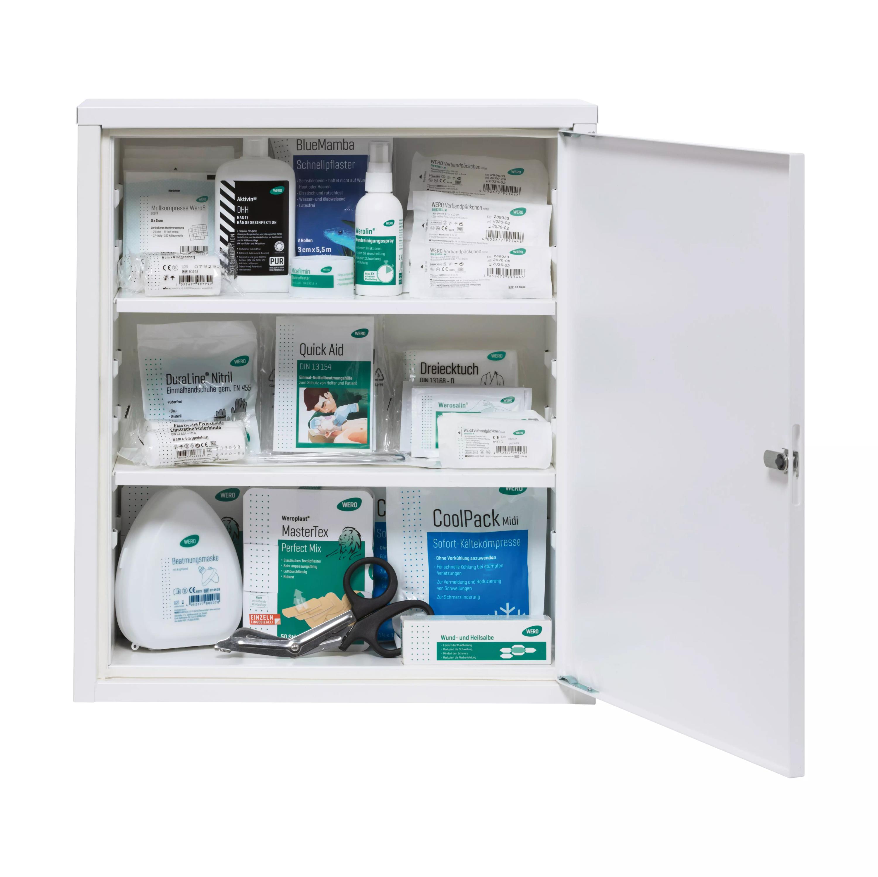 Geöffneter, weißer Erste-Hilfe-Kasten mit Bandagen, Desinfektionstüchern, Schere, Kühlpack und weiteren klar beschrifteten Notfallutensilien.