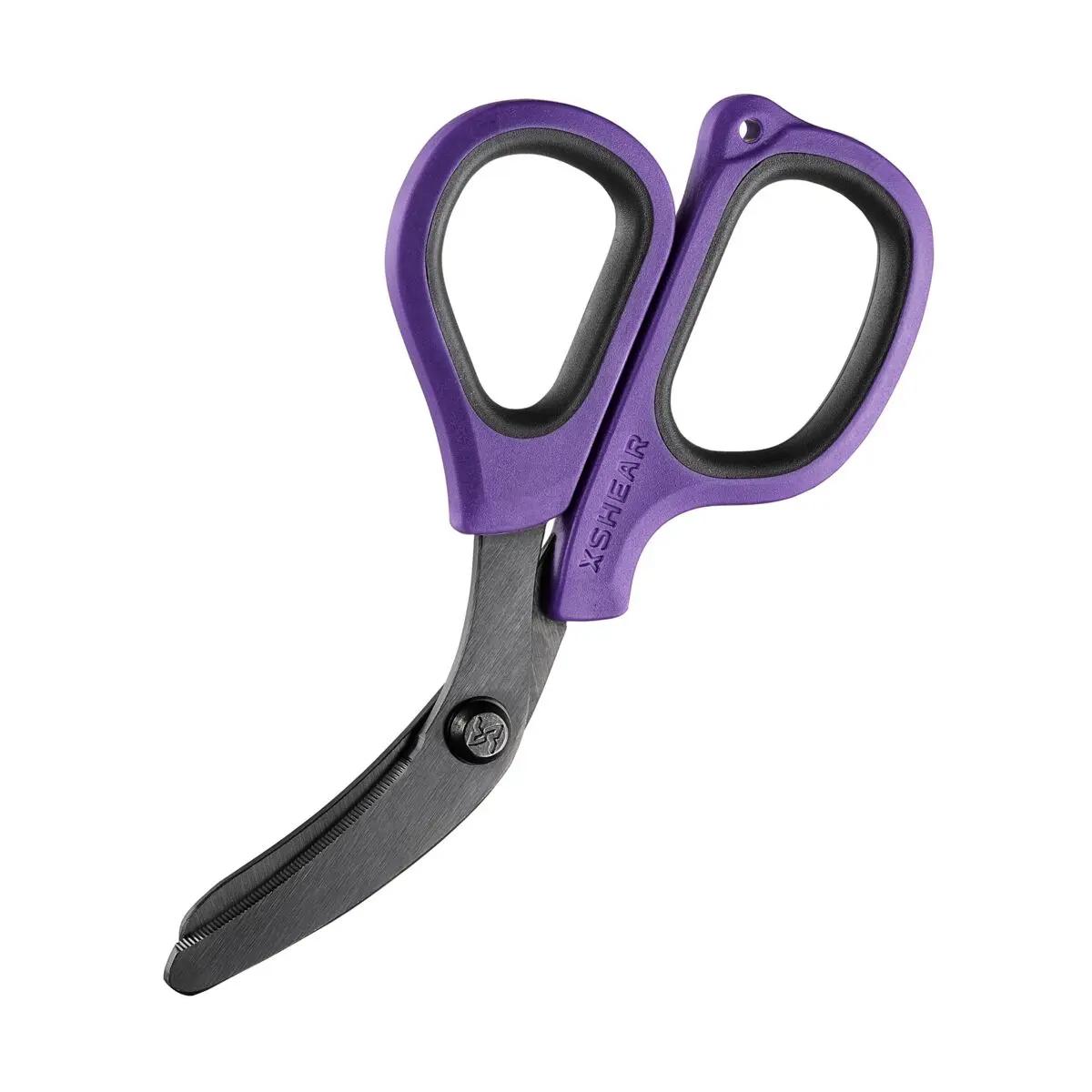 XSHEAR® Mini Traumaschere mit schwarzem Griff, violetten, gebogenen Klingen und gezahnter Schneide, leicht angewinkelt präsentiert.