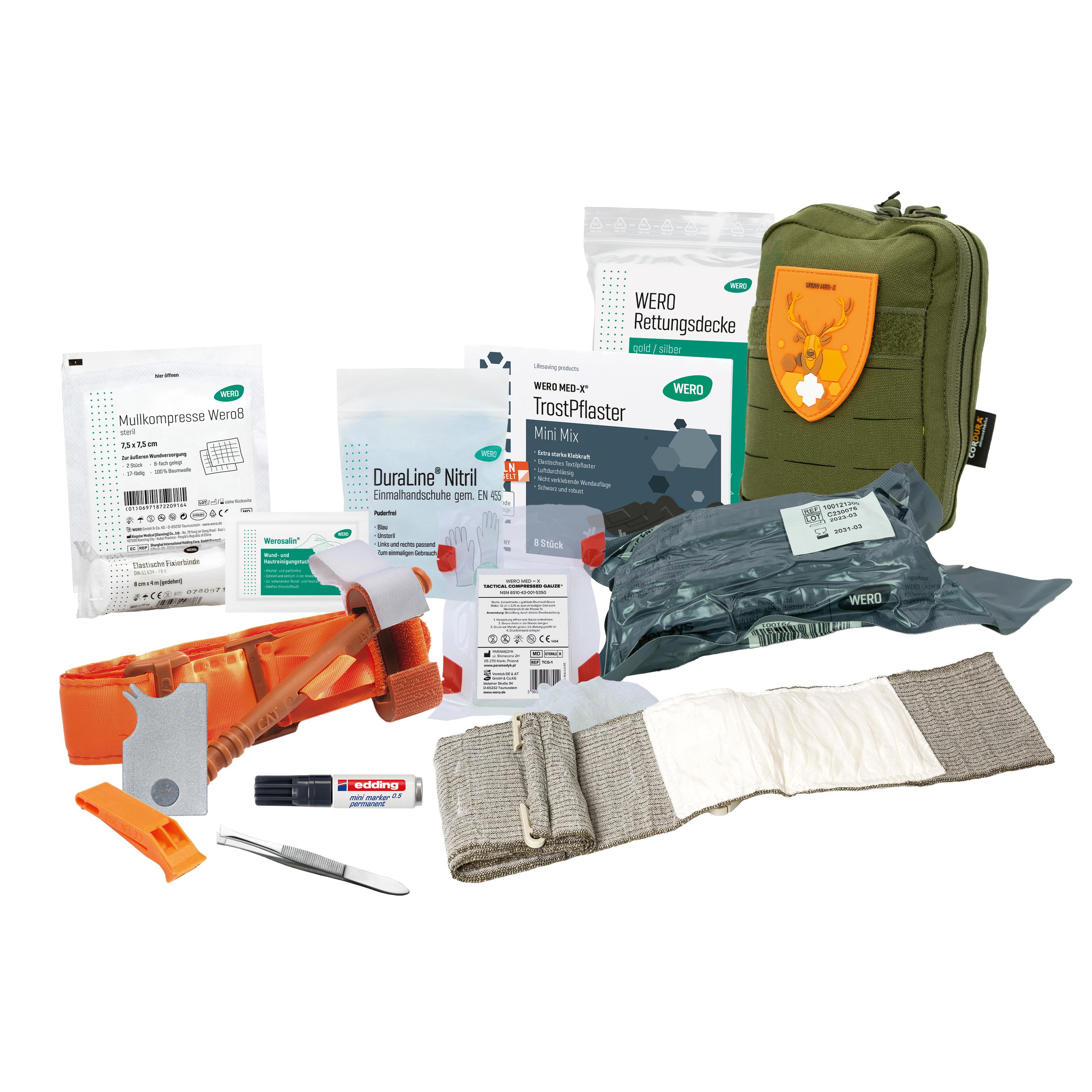 Das WERO MED-X Hunter Medic Pack - Basic zeigt einen geöffneten, grünen, wasserabweisenden Cordura-Beutel mit sortierten Verbandsmaterialien, Pflastern und medizinischem Werkzeug.