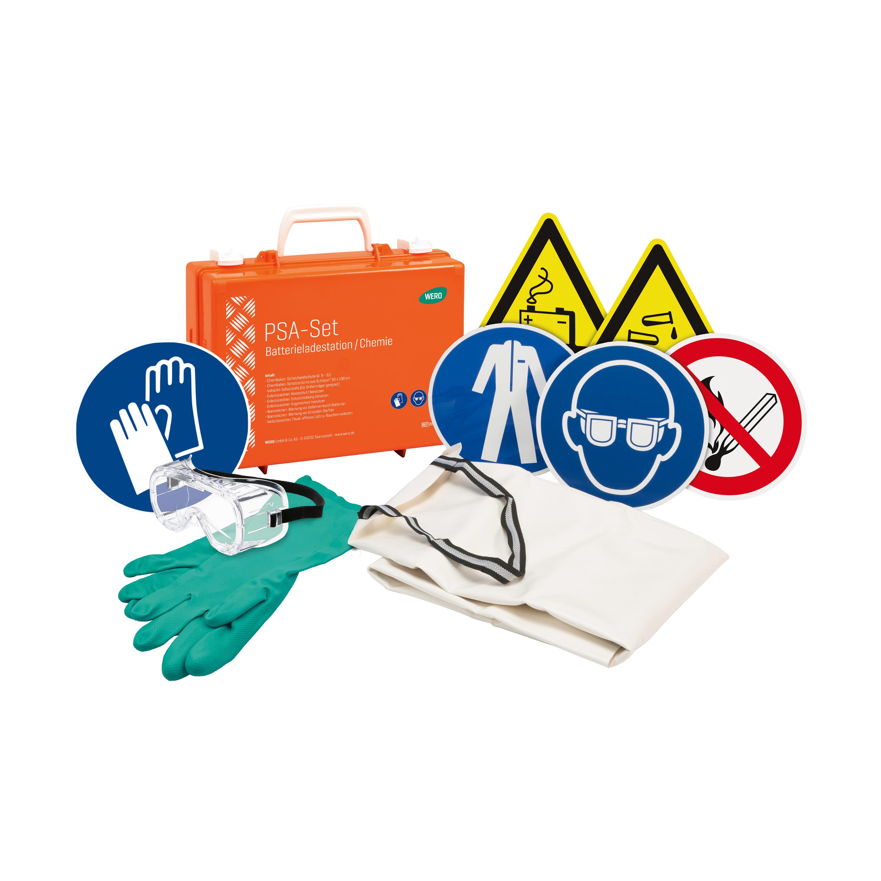 Ein orangefarbenes PSA-Set Batterieladestation / Chemie mit Chemikalienschutzhandschuhen, Schutzschürze und Schutzbrille liegt samt Schildern und Handschuhen sortiert.
