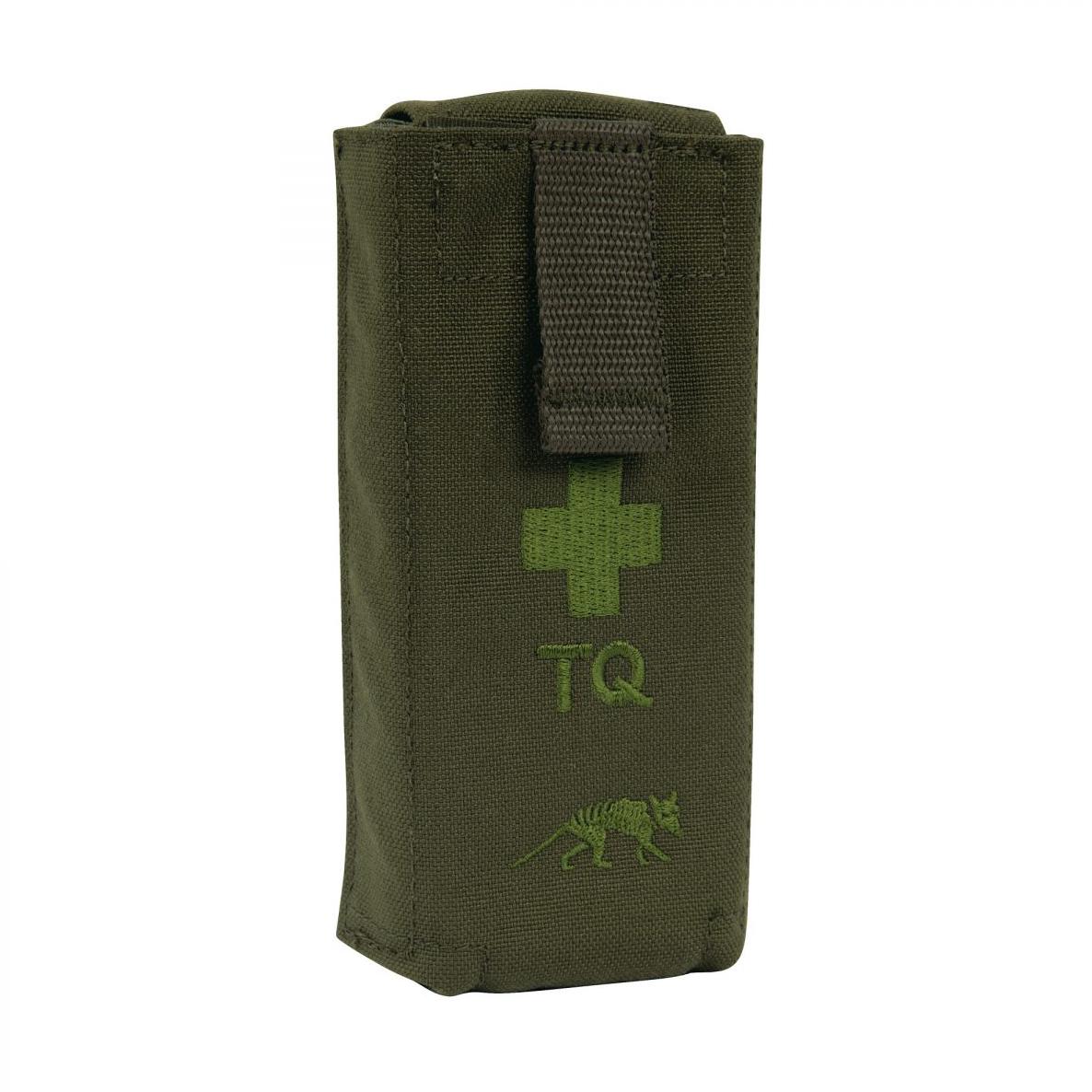 Olivgrüne TT Tourniquet Pouch II steht aufrecht, zeigt grünes Kreuz und TQ-Schriftzug auf Vorderseite, oben mit dunkel verstellbarem Trageriemen.
