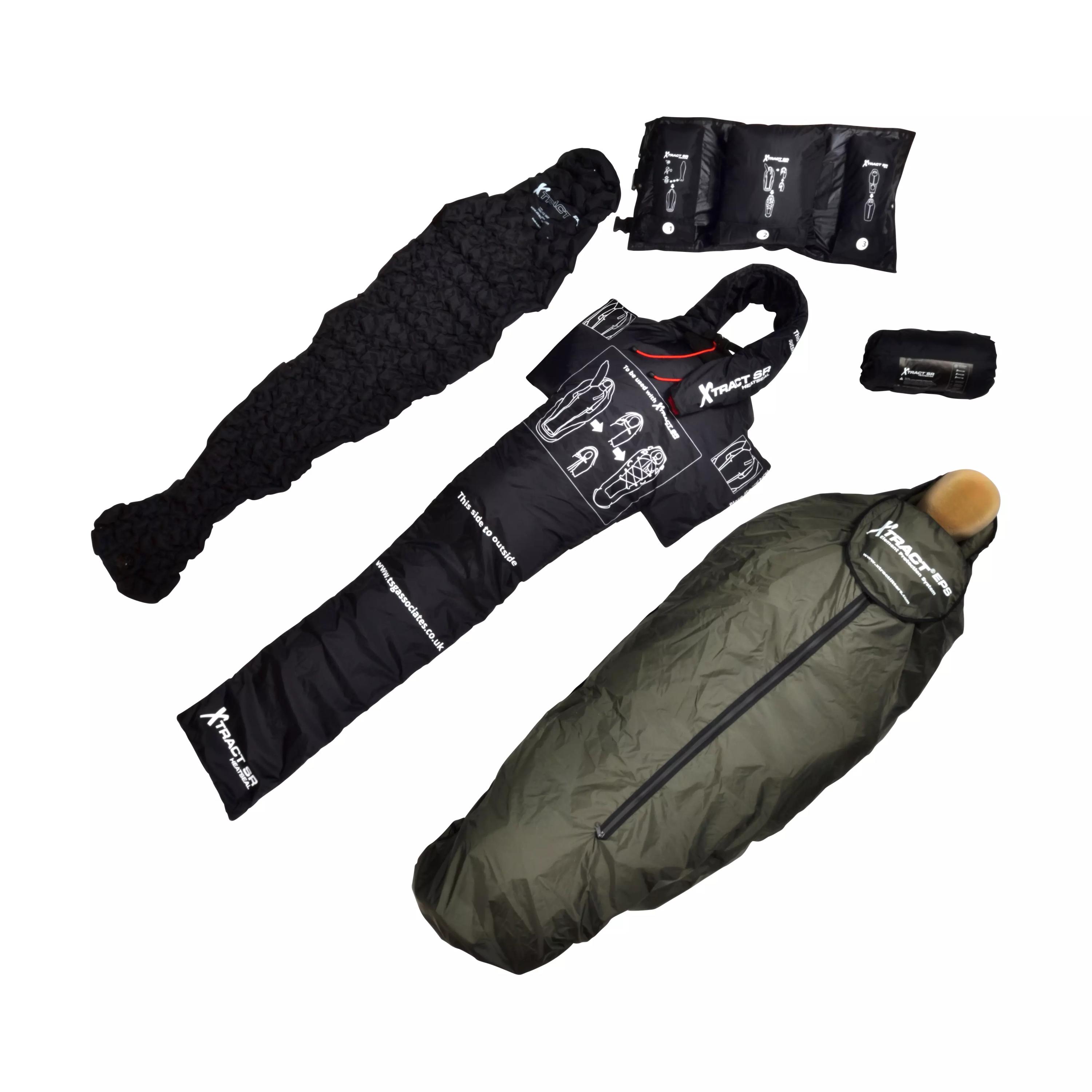 Zwei Xtract™ SR Heatsaver Schlafsäcke, einer schwarz gebogen, einer grün zylindrisch, mit Zippern, Packsack und Anleitung auf weißem Grund arrangiert.