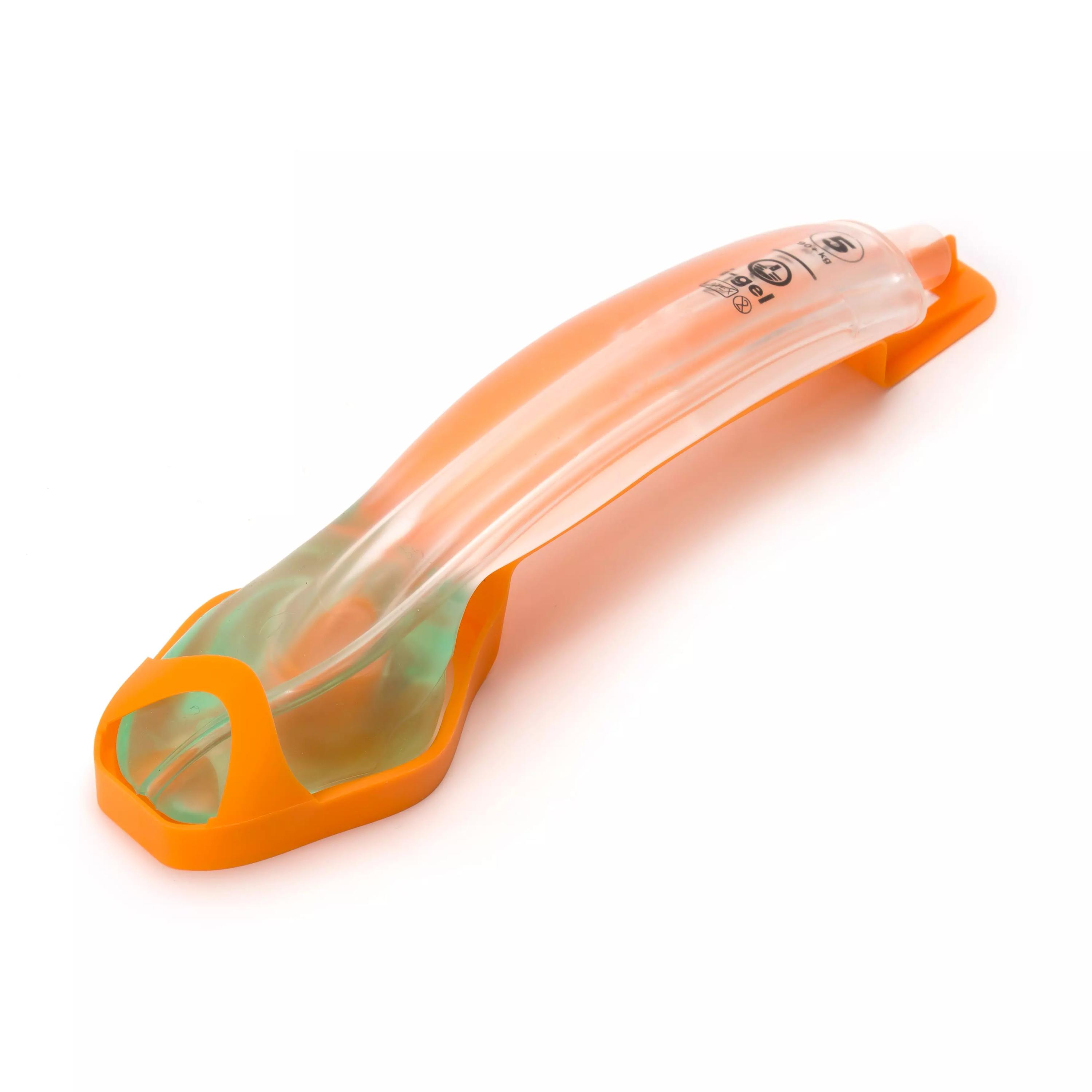 Eine i-gel® supraglottische Atemhilfe aus orange-transparentem Kunststoff mit ergonomischer Form, grünem Verschluss und klarer Spitze.