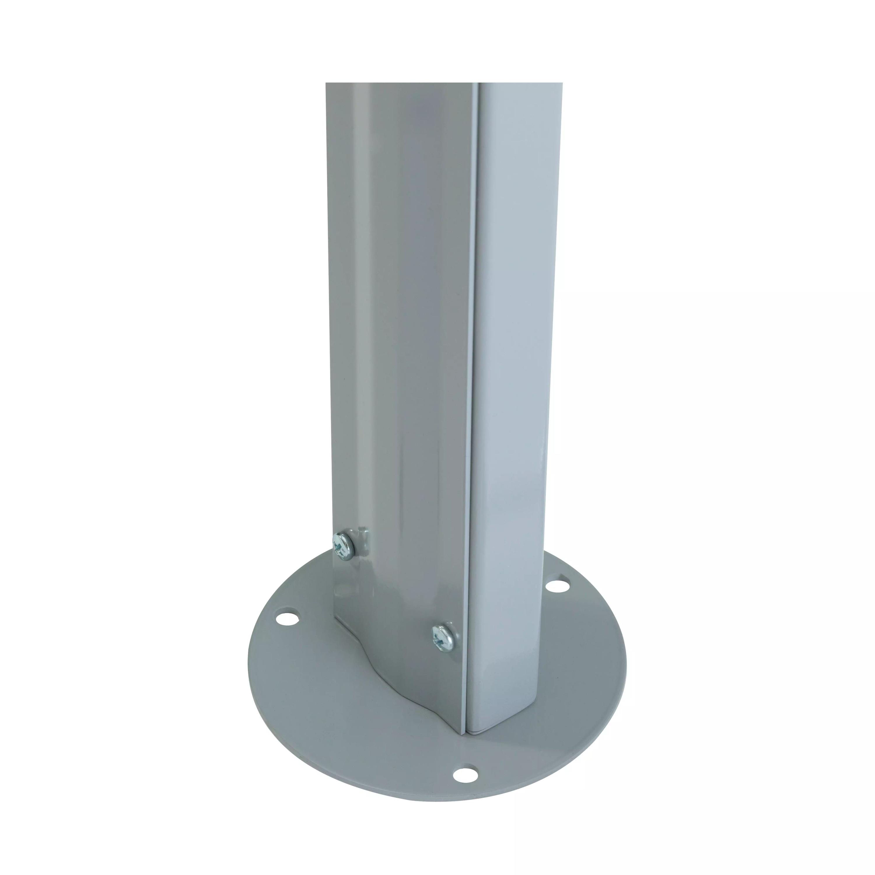 Ein einzelner grauer Metallpfosten des Weroflex® Station - 3-Seiten Komplett-Set steht mit zwei Schrauben befestigt auf einem runden Standfuß.