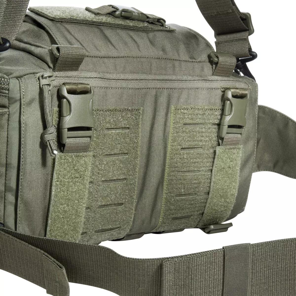 Großaufnahme einer olivgrünen TT Medic Hip Bag IRR aus robustem CORDURA® mit zwei Schultergurten, Fronttaschen und MOLLE-Klett an den Seiten.