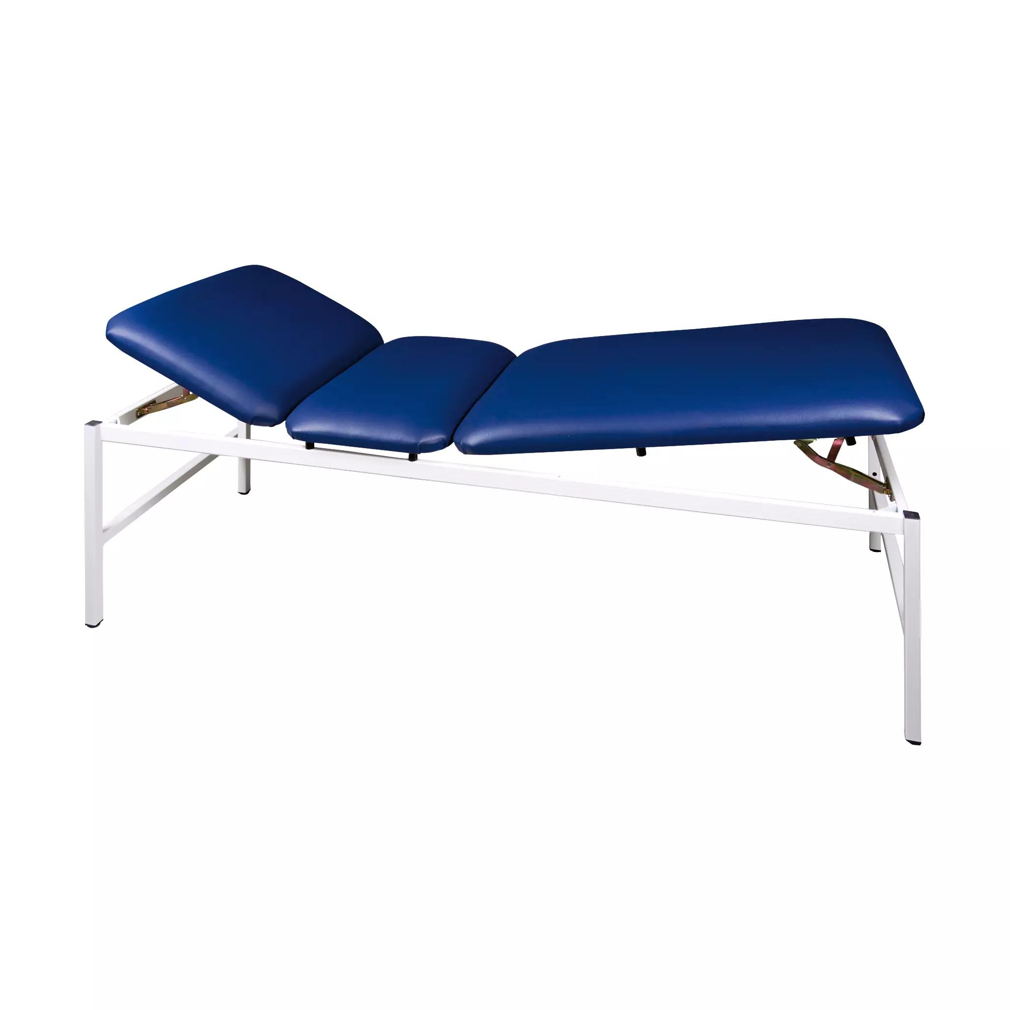 Ruheliege Modell 370, Liegefläche 3-teilig, mit gepolsterter navyblauer Liegefläche auf weißem, pulverbeschichtetem Gestell, Rückenlehne hochgestellt.