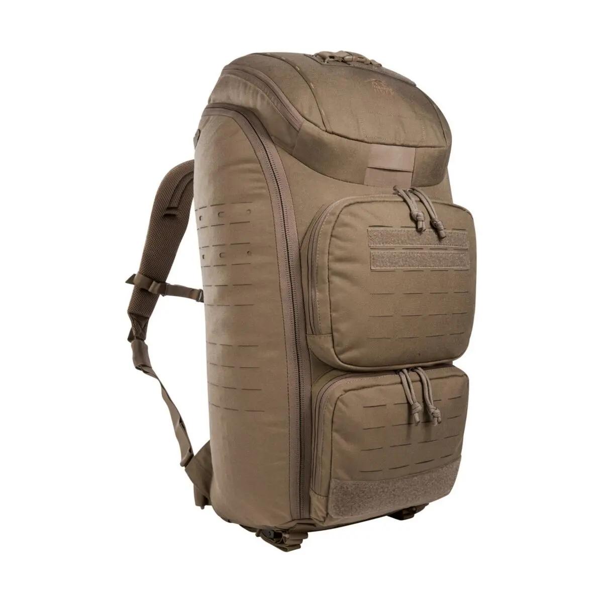 Beiger TT Modular Medic Pack 38 Rucksack mit zwei Fronttaschen, großem Deckelfach und komplett aufziehbarem Hauptfach, zeigt vielseitige Fächer.