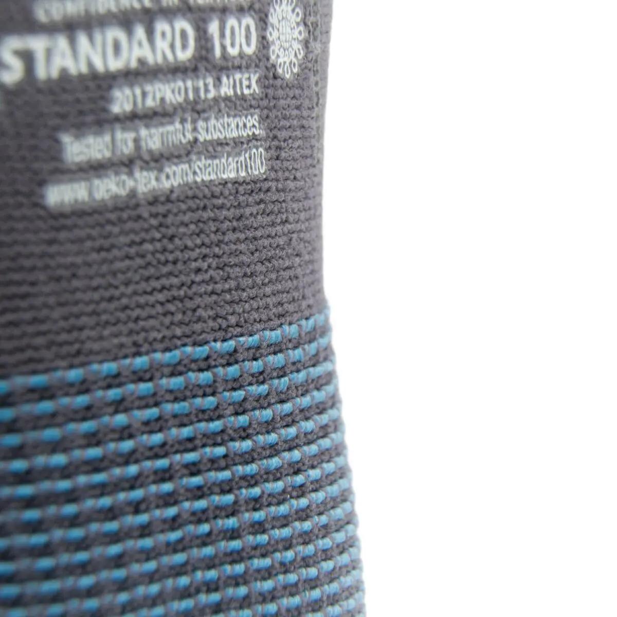 Ein grauer Montagehandschuh WERO WorkStar mit strukturierter Oberfläche, Nitrilschaum-Beschichtung und blauem Fingersaum liegt mit sichtbarem Label.