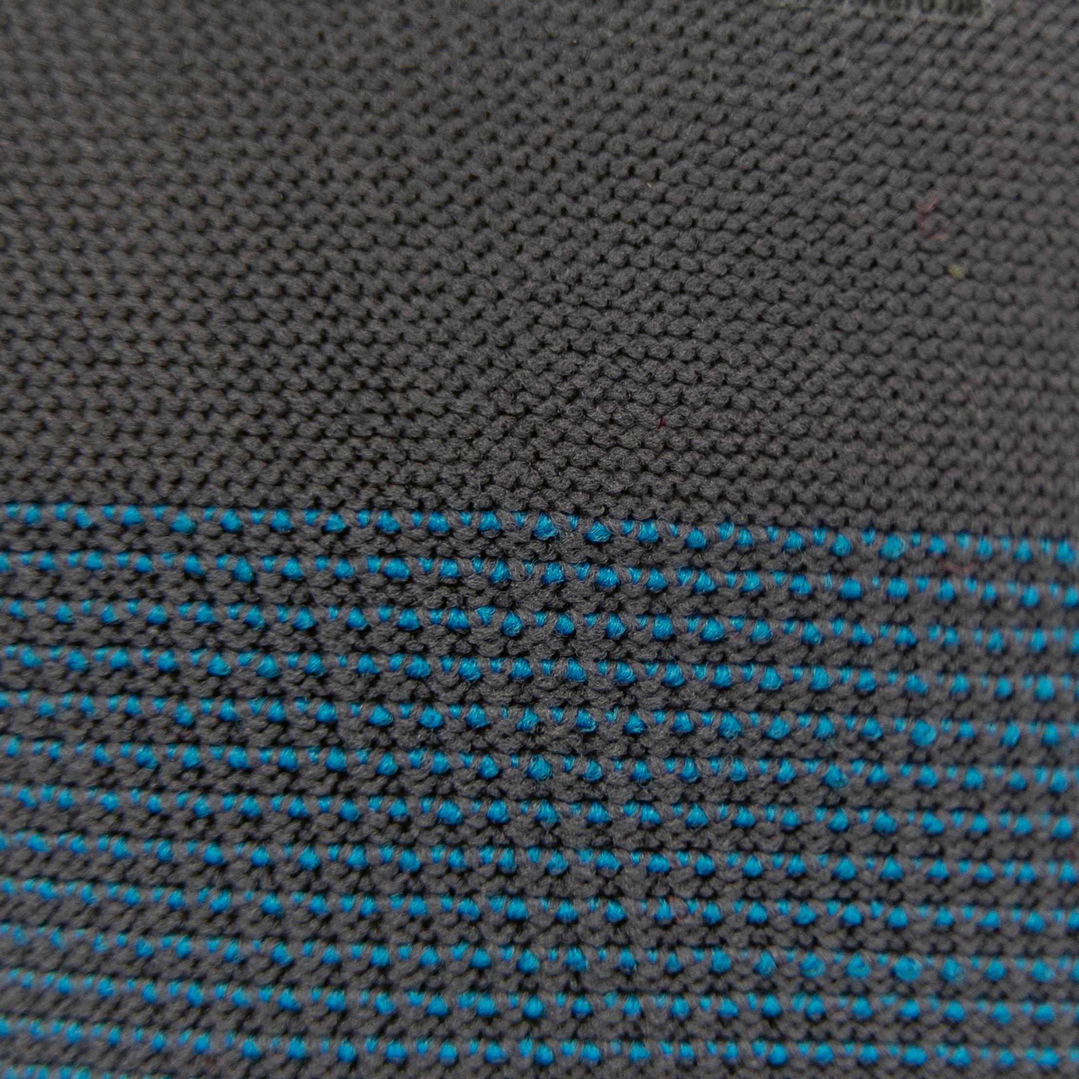 Ein grauer Montagehandschuh WERO WorkStar mit strukturierter Oberfläche, Nitrilschaum-Beschichtung und blauem Fingersaum liegt mit sichtbarem Label.