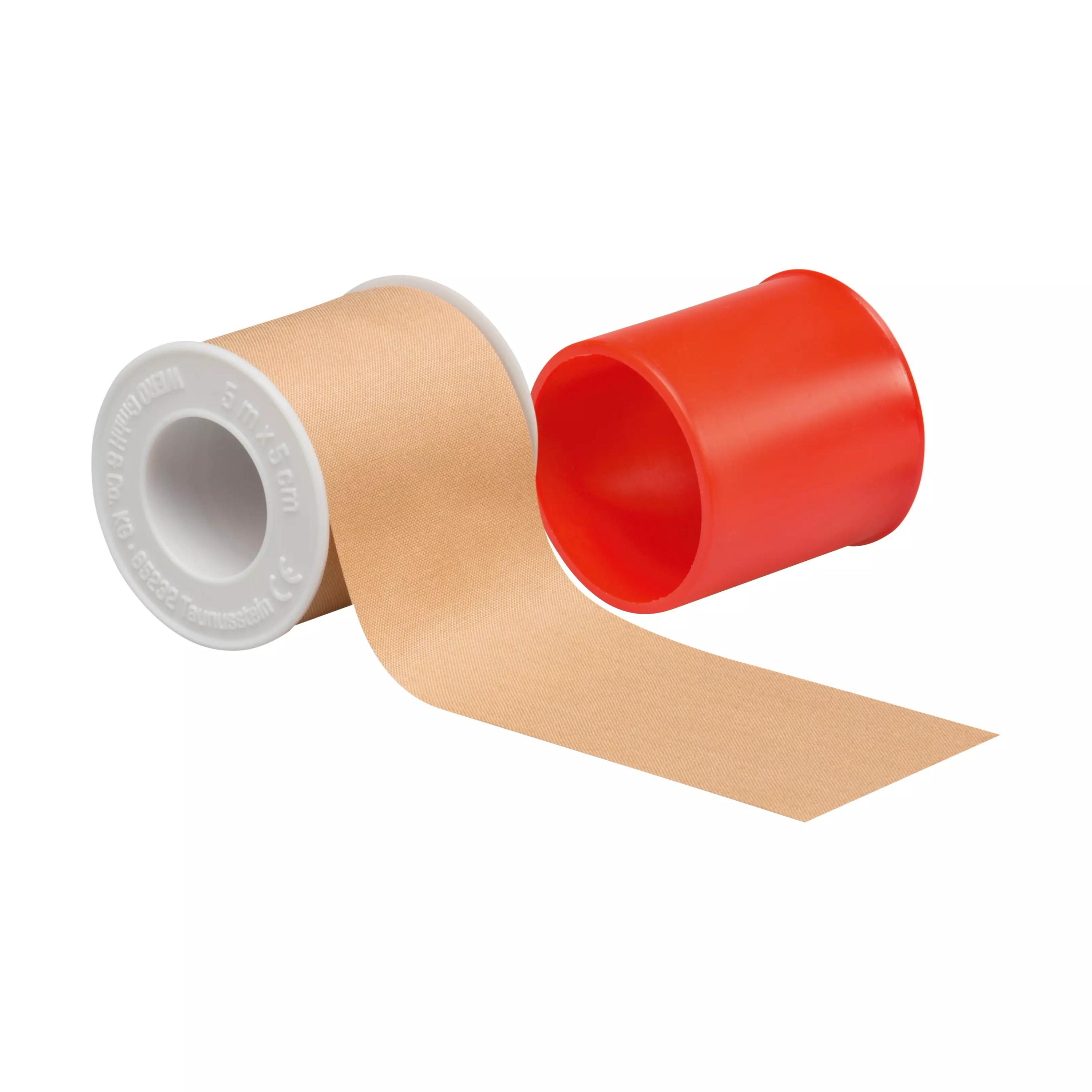 Micaplast® -Spulenpflaster, textil - 5 cm, 5 m als beige Rolle aus flexiblem Textilgewebe mit abgerolltem Ende am roten Spulenkern.