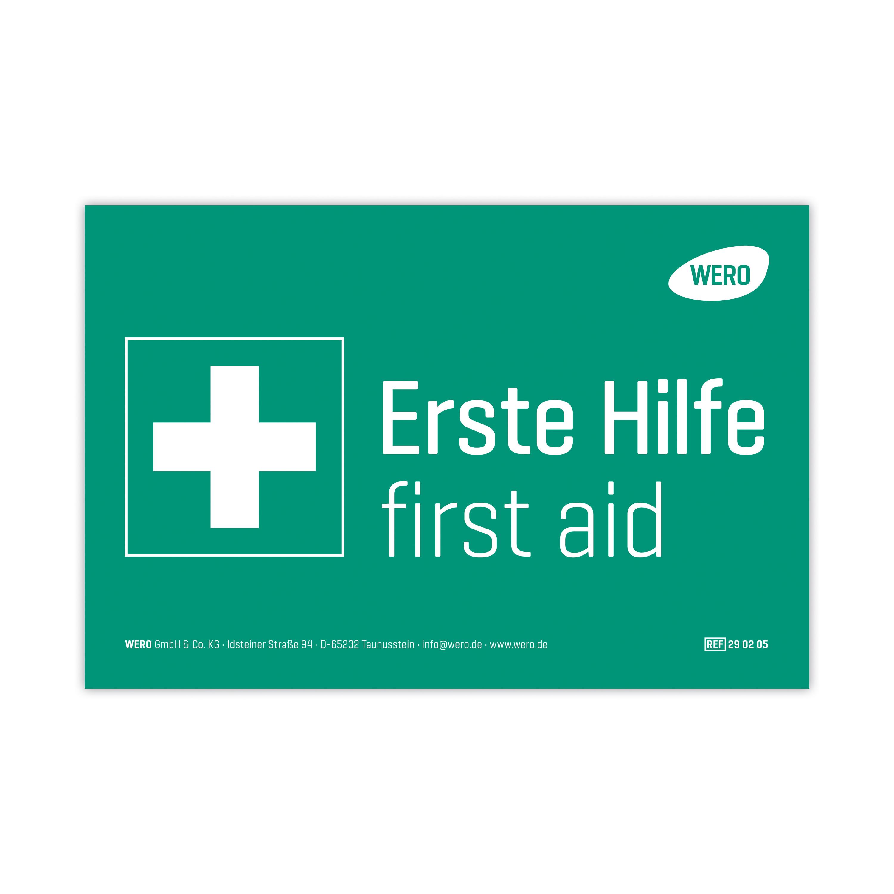 Rechteckiger Aufkleber mit weißem Kreuz und der Aufschrift "Erste Hilfe first aid" auf grünem Hintergrund, Format 30 × 20 cm, aus Outdoor-Klebefolie.