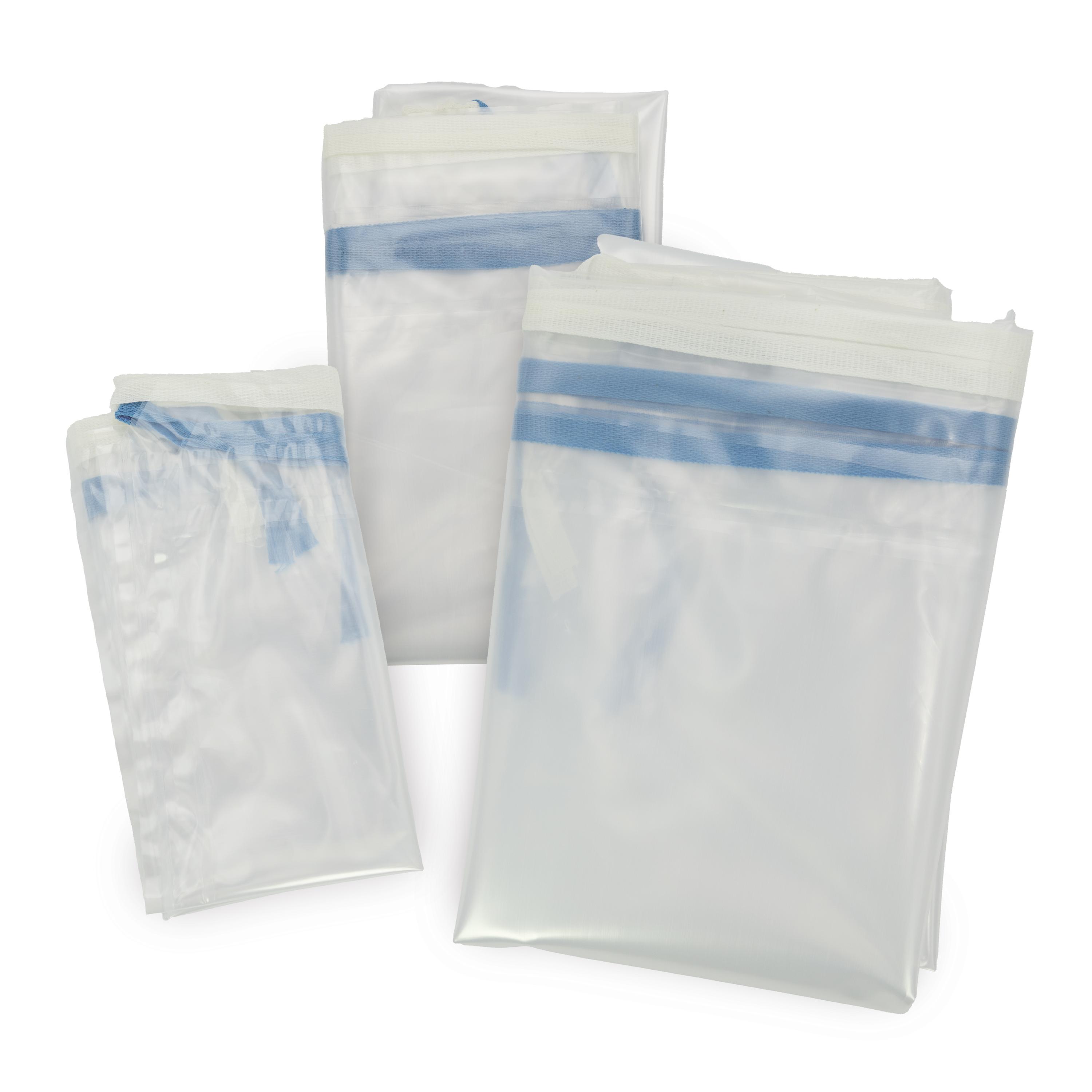 Drei unterschiedlich große WERO Replantat-Beutel, steril - Arm, aus transparenter, durchstoßfester Folie mit blauem Verschluss, liegen gestaffelt übereinander.