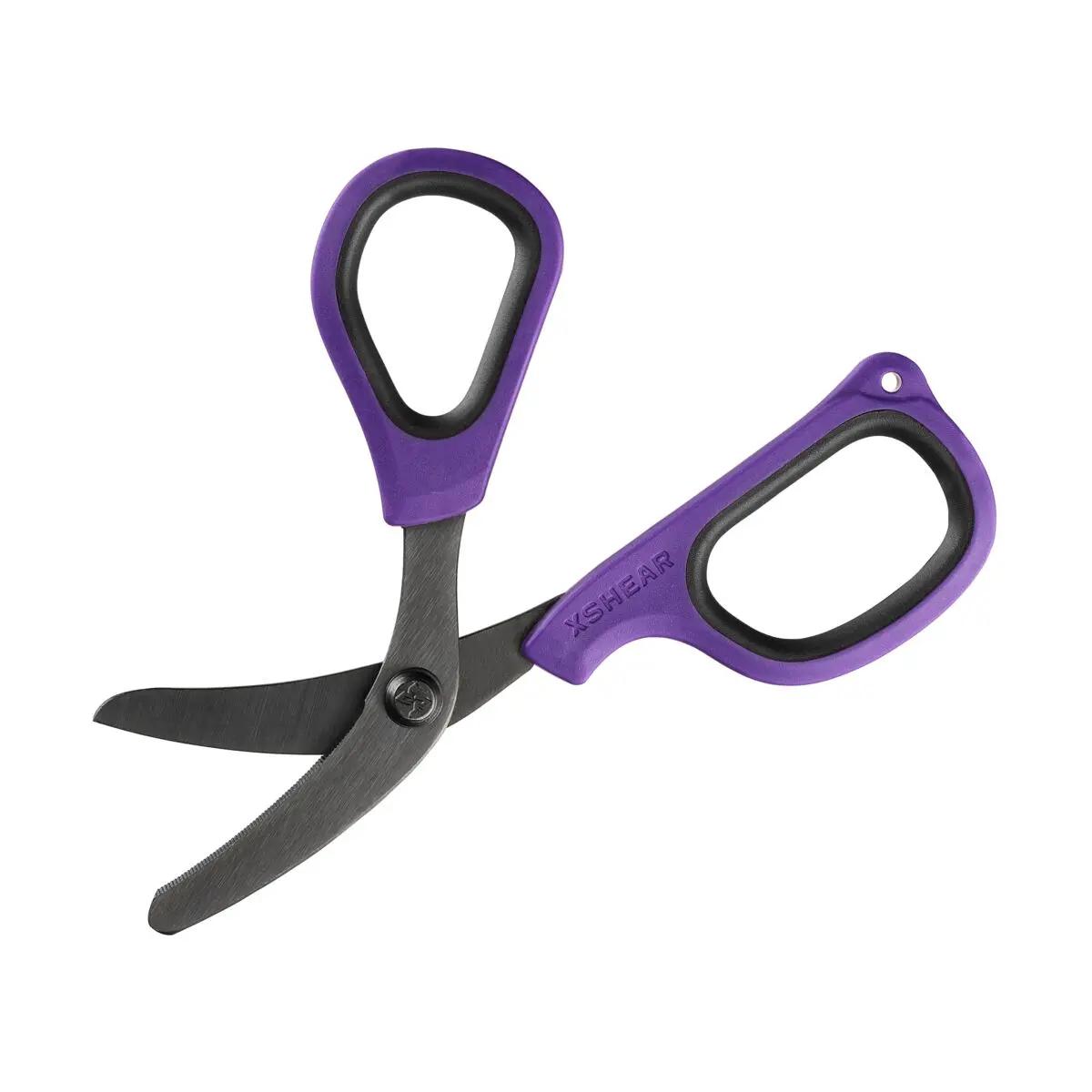 XSHEAR® Mini Traumaschere mit violettem, strukturiertem Griff und gebogenen schwarzen Klingen, diagonal geöffnet dargestellt.