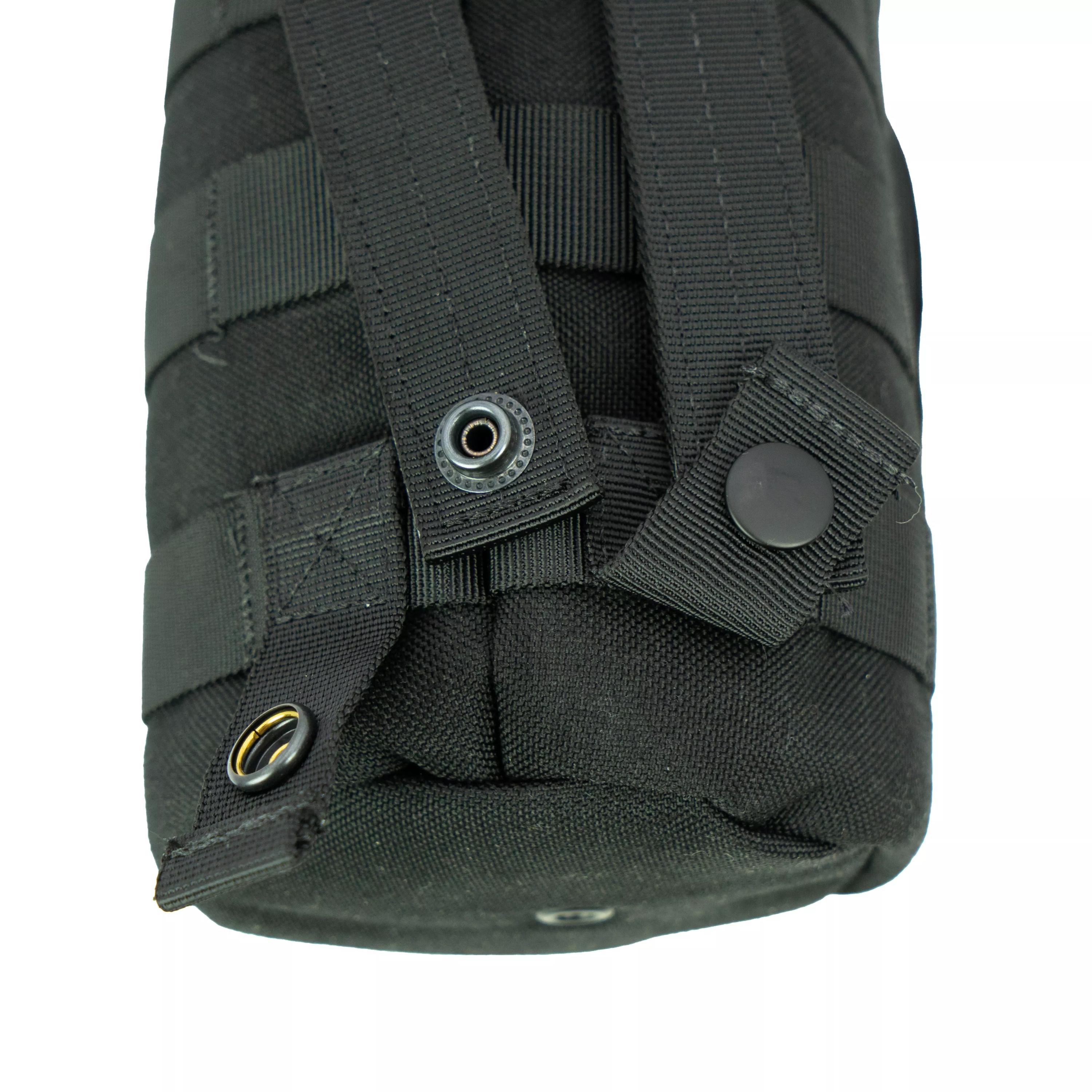 Robuste Rescue Essentials Casualty Evacuation Set Tragetasche aus schwarzem, strukturiertem Stoff mit Griff, verstellbaren Gurten und Verschlussklappe.