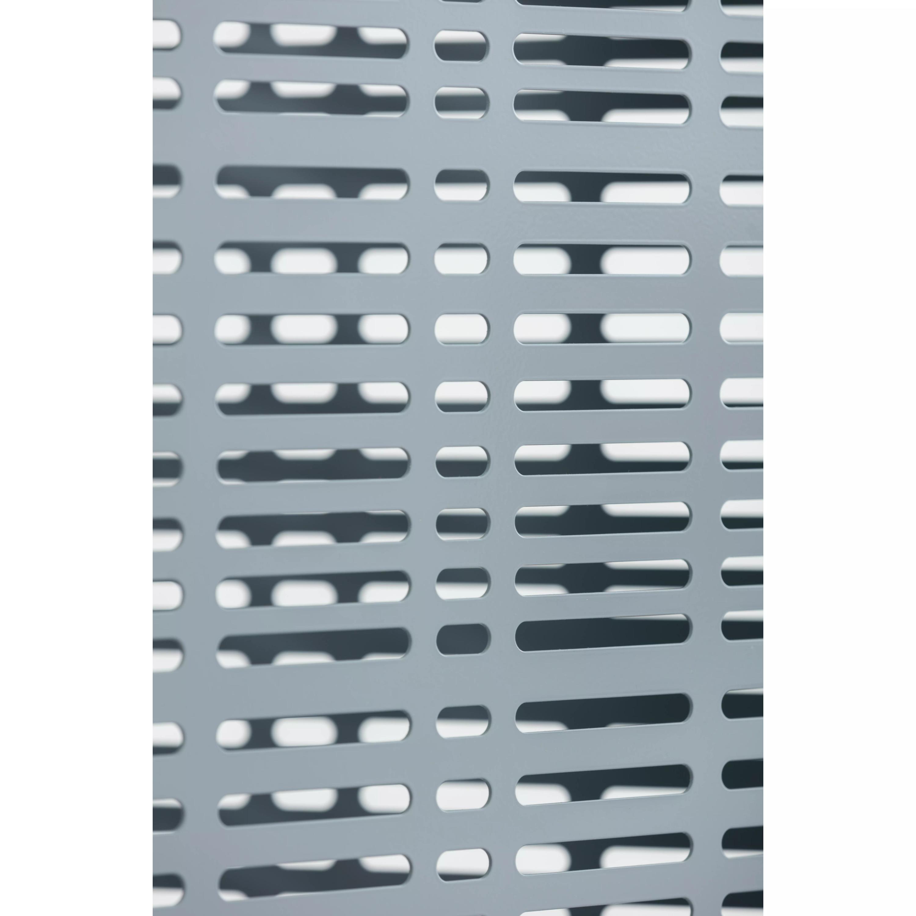 Ein leicht geneigtes Weroflex® Station - 3-Seiten Komplett-Set Metallpanel mit ovalen Lochmustern, flexibel bestückbar und individuell erweiterbar.