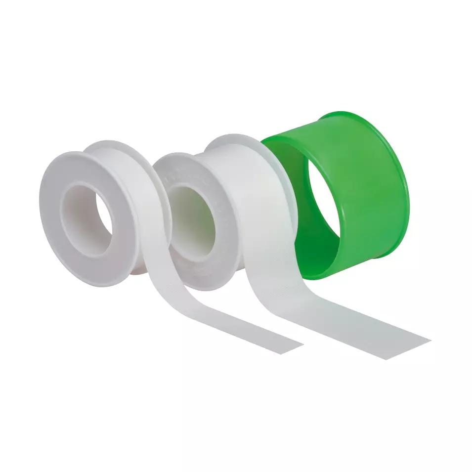 Drei Micasilk-Spulenpflaster, Seidenpflaster - 2,5 cm, 5 m, mit glatter Oberfläche und aus weißem Acetat-Taft, als Rollen nebeneinander angeordnet.