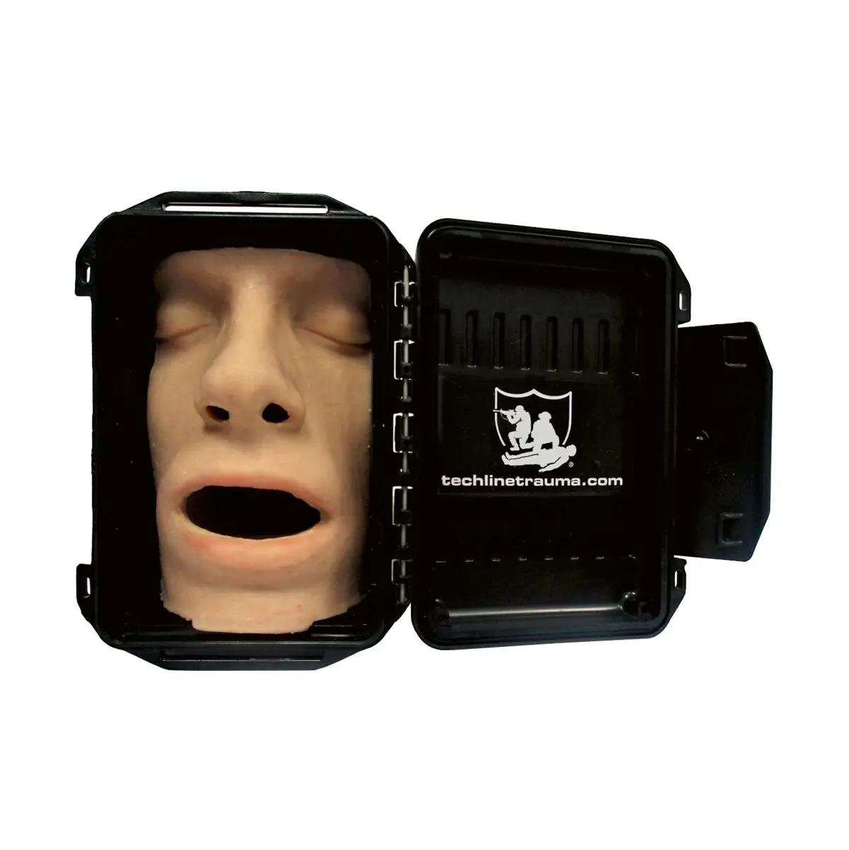Ein beiger Kopfmodell liegt im geöffneten Techline Nasopharyngeal-/Wendl-Tubus-Trainer mit schwarzem Gehäuse, Griff und sichtbaren Schaltern.