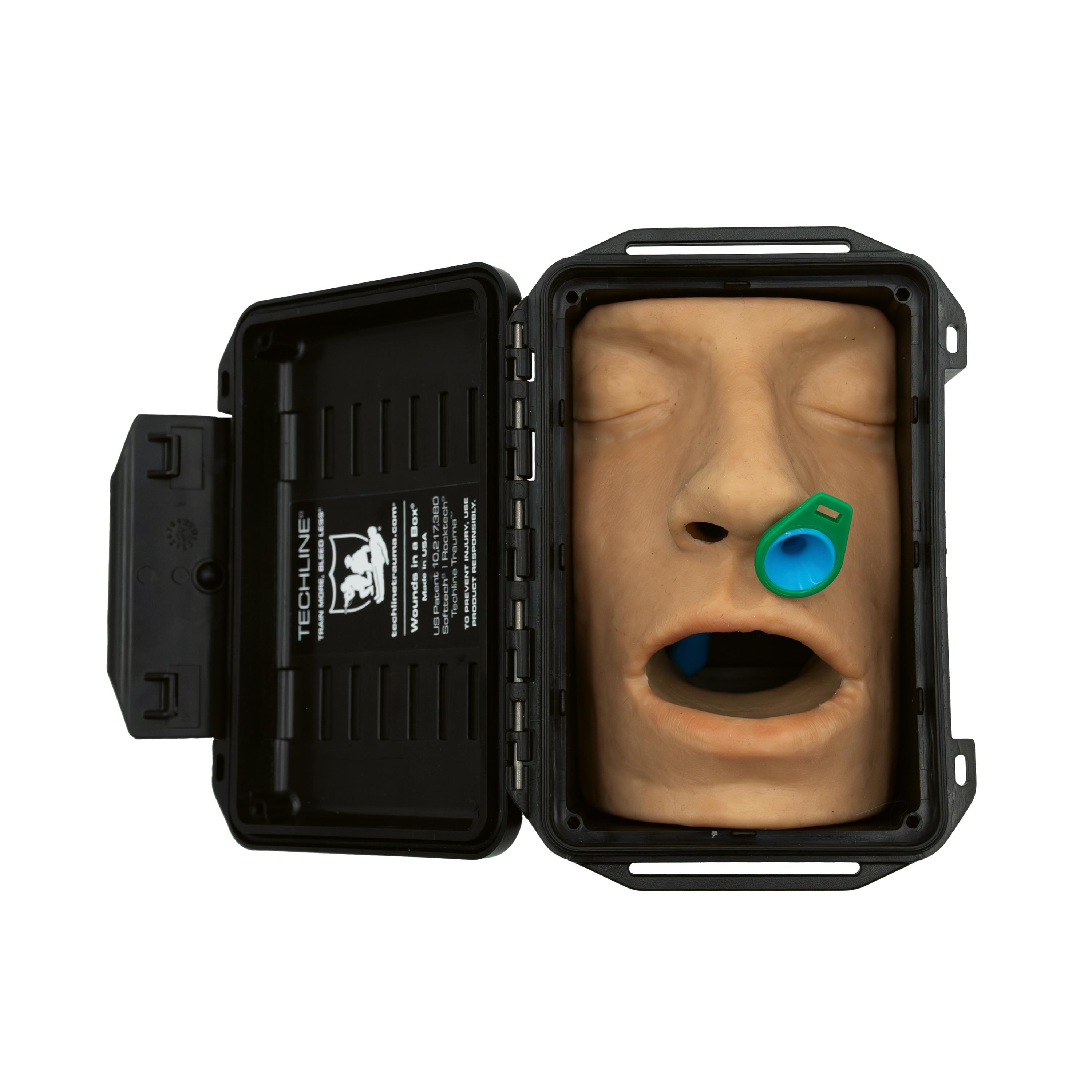 Ein beiger Kopfmodell liegt im geöffneten Techline Nasopharyngeal-/Wendl-Tubus-Trainer mit schwarzem Gehäuse, Griff und sichtbaren Schaltern.