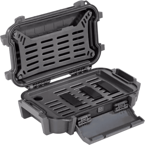 Peli™ R40 Ruck Case, rechteckiges, geöffnetes, robustes Etui mit schwarzen Innenfächern, perforierten Slots und verstärkten Ecken.