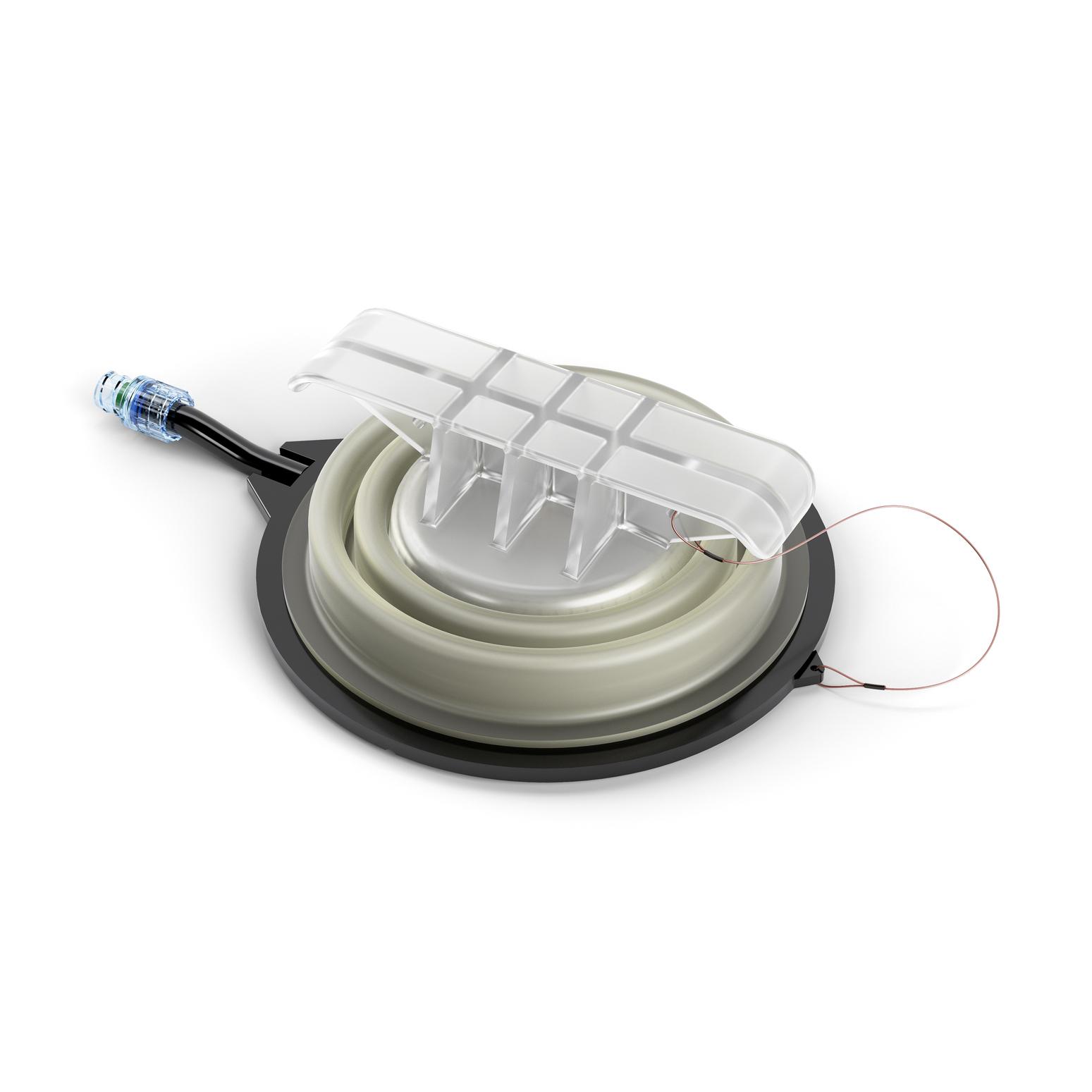 Das SAM® Junctional Tourniquet mit beigem flexiblem Schlauch, schwarzem Anschluss und dünnem Draht zur schnellen Blutstillung in Notfällen.