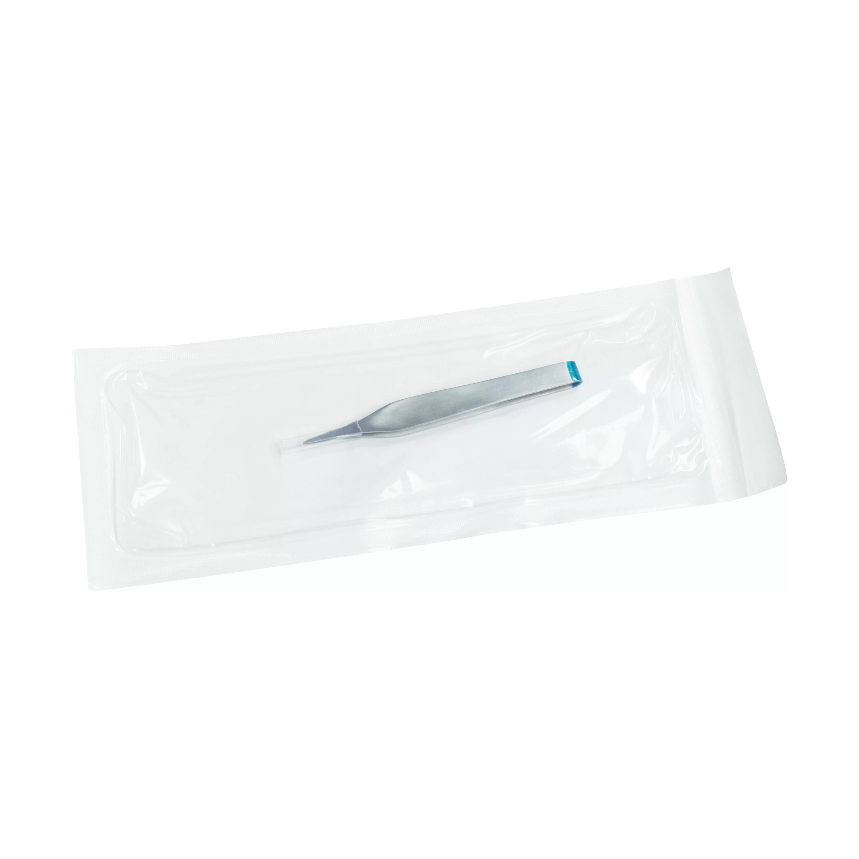 Eine Splitterpinzette nach Feilchenfeld, rostfrei, 11,5 cm mit feiner, blauer Spitze liegt mittig in einer transparenten Kunststoffverpackung.