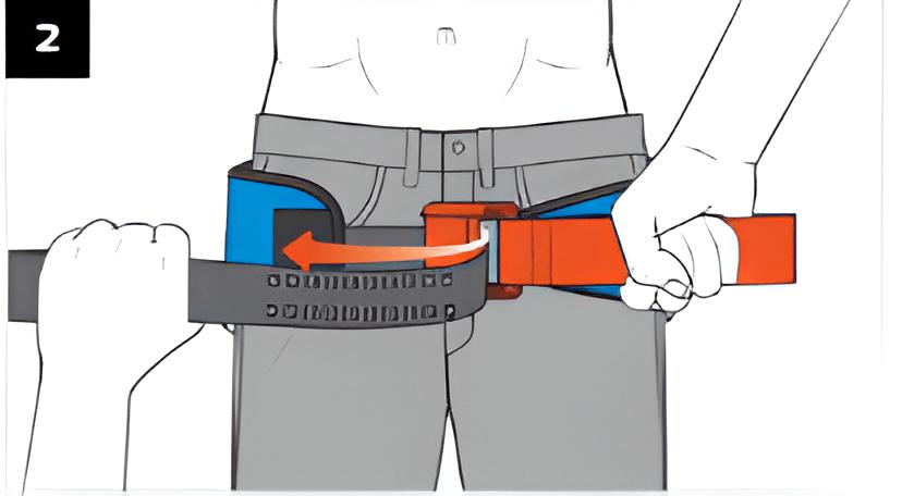 Zwei Hände führen ein orange-schwarzes Band durch eine blaue Gürtelschlaufe an grauer Hose und fixieren es mit einem orangefarbenen Pfeil.